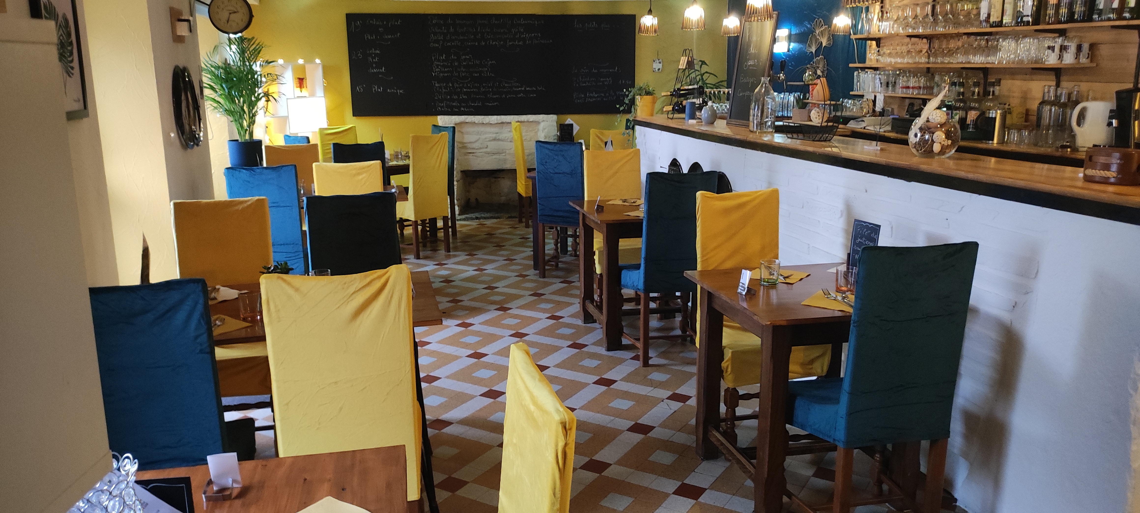 En toute propriété (murs et fond) restaurant/bar licence IV. 

Le bâtiment possède une surface commerciale de 238 m². Comprenant : 
une salle de 100m² pour une capacité d'environ 70 couverts
une cuisine équipée de 20m² (chambre froide, plonge, four à 8 niveaux Electrolux, fourneau à gaz, friteuse électrique 10L, robot multifonction, etc…)
un bar de 60m² (pas de contrat brasseur)

Le bâtiment dispose également d’un petit appartement fonctionnel à rafraîchir, d’une surface de 60m², composé de 3 pièces et une salle d'eau/WC. 

A cela s’ajoute une terrasse de 50 couverts ainsi qu’un parking de 1000 m². 


Le restaurant est bien desservi : proche de la N164, à deux pas du canal de Nantes à Brest et en bord de la Vélodyssée, Il est entouré de nombreux lieux patrimoniaux (Lac de Guerlédan, Abbaye de Bon-Repos, Forges des Salles…). Le restaurant est à moins de 50 mètres d’un camping et est proche de toutes commodités (banques, médecin, pharmacie, petit marché local toute l’année, épicerie, piscine, écoles…).