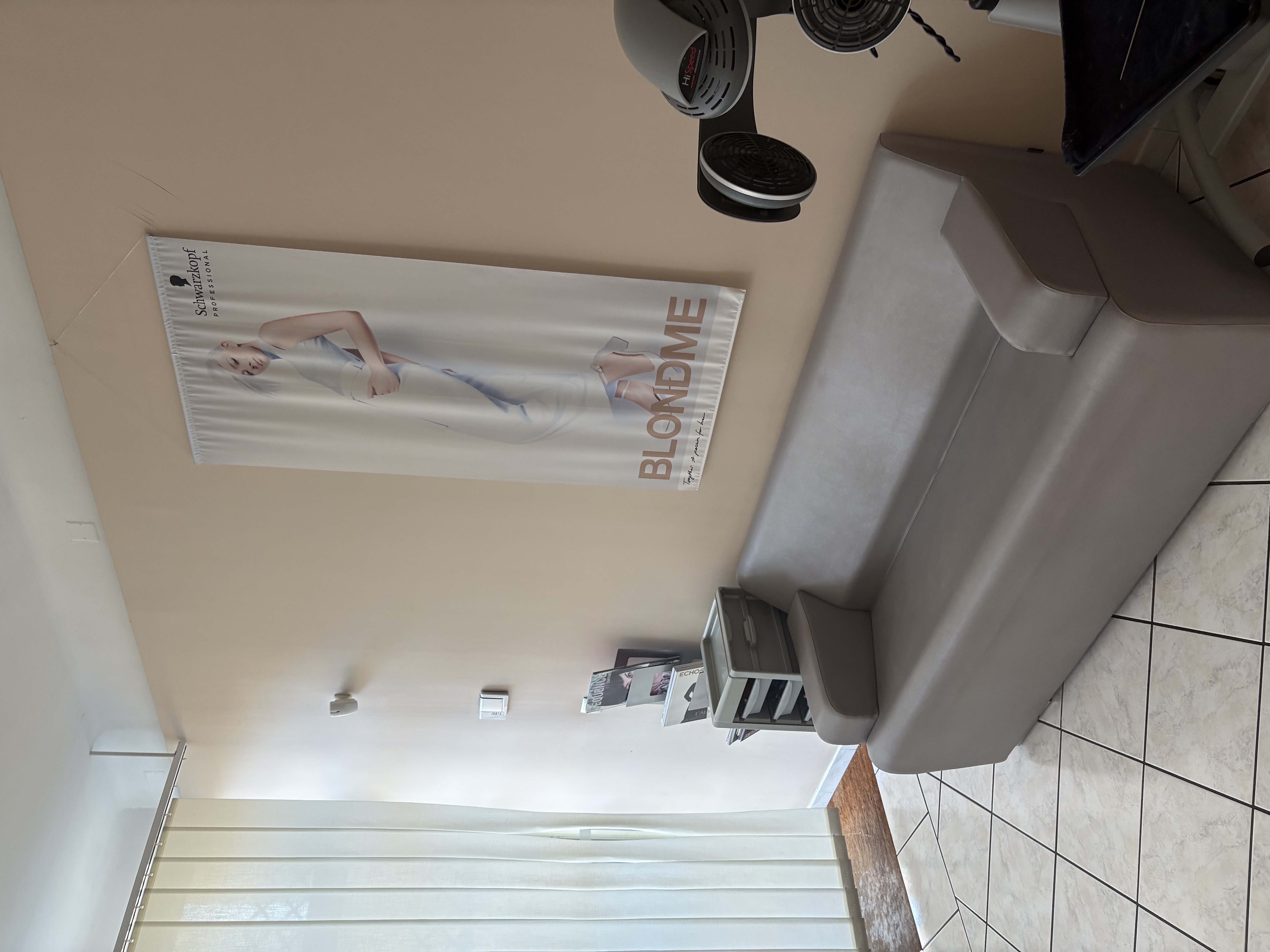 Fond de commerce salon de coiffure,dans  un charmant village Gardois, le salon fait 30 m2 avec arrière boutique de 10 m2. 3 postes de coiffage, 2 bacs de lavage, tout équipé , prêt pour travailler, clientèle très fidèle depuis 20 ans , affaire saine bon ÇA aucun employé. Loyer 518€/mois
