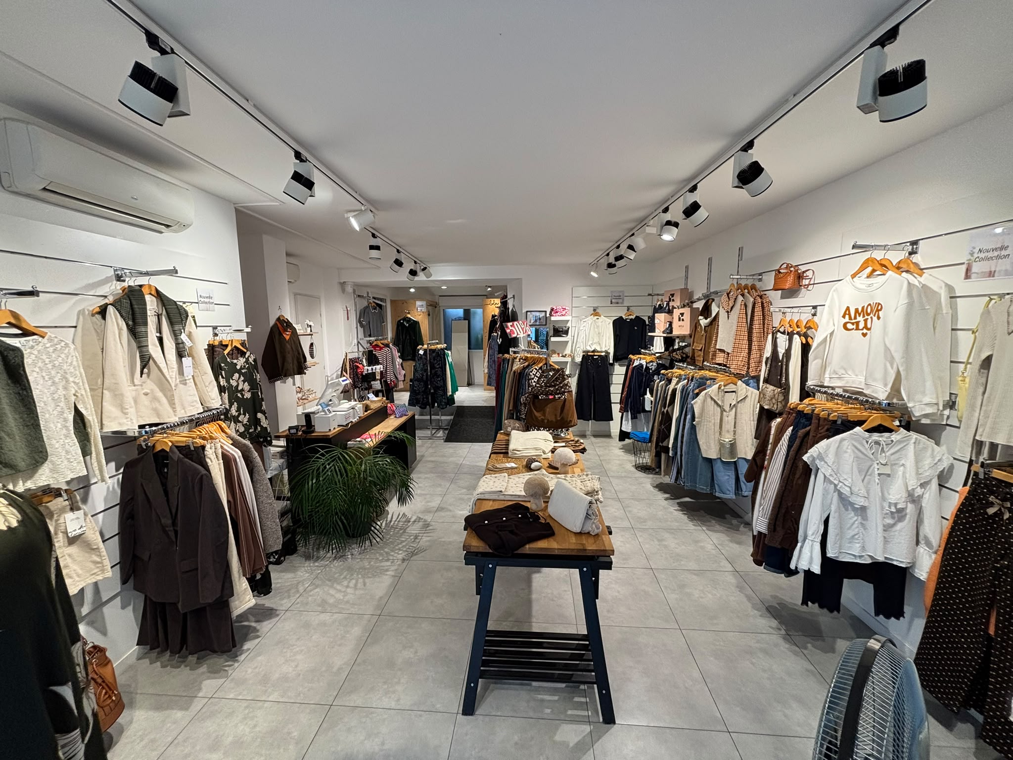 Particulier vend Fonds, bail commercial, de prêt à porter et accessoires Féminins, Mulitimarques, 45m2 + réserve + terrasse, WC. Très belle affaire, EBE positif, dividende chaque année. Ouvert à l'année depuis 2020. Libre de suite. Curieux s'abstenir. Possibilité de rachat du stock