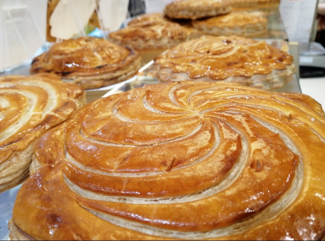 Boulangerie pâtisserie artisanale  de centre ville .Bon CA et bonne rentabilité.  Fermeture tous les dimanches et lundis ; tous les jours fériés y compris 25 décembre et 1er janvier.  6 semaines  de congés dont 3 semaines en août et 15 jours en février. 
Un appartement avec 3 chambres est disponible au dessus du  commerce. 
Four et magasin récents.
Matériel entretenu et neuf en partie.
Petite ville calme de bord de mer.
Renseignements supplémentaires par mail.