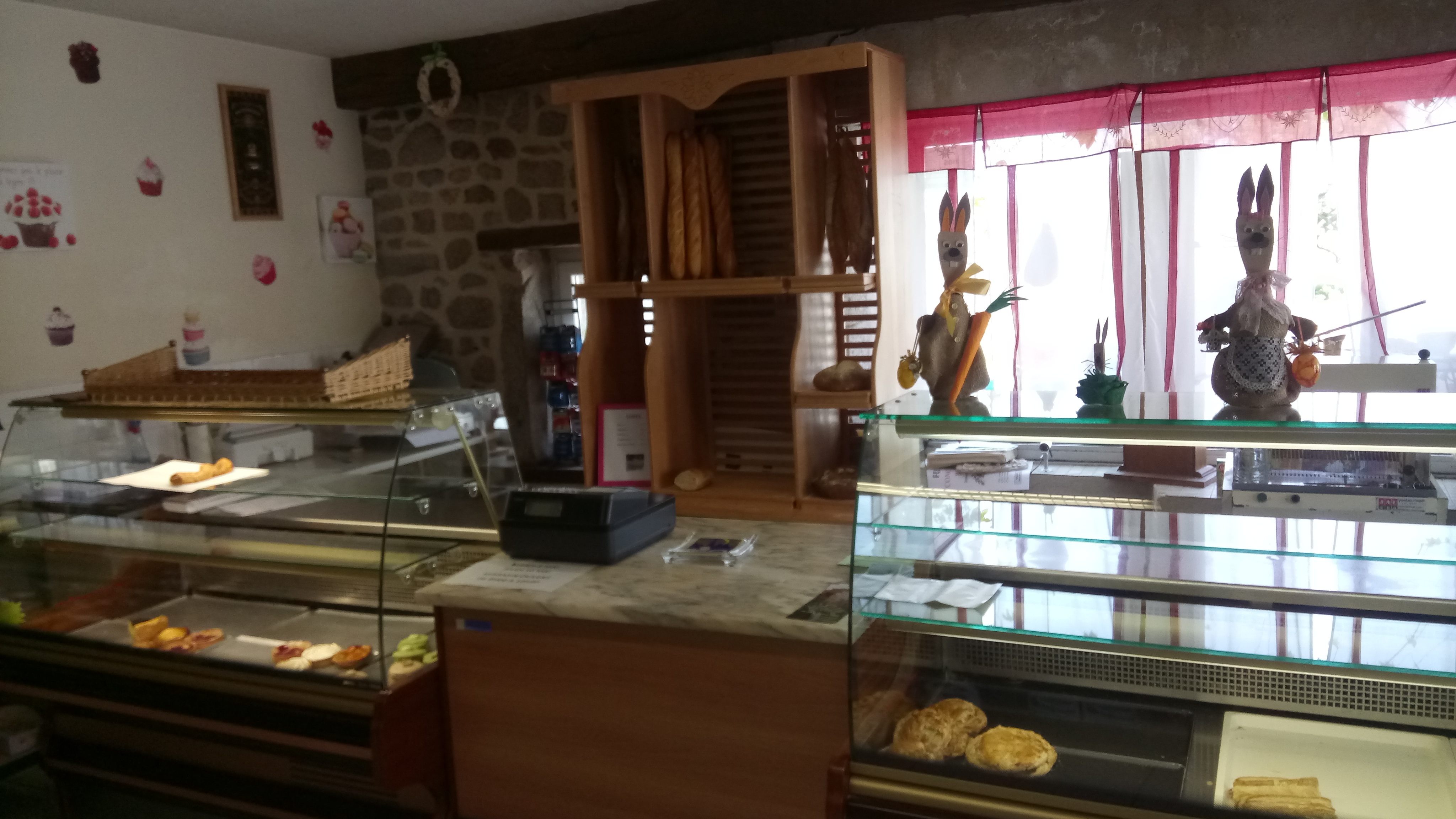 Fond boulangerie pâtisserie alimentation 
Magasin fournil et camion réfrigéré de tournée 
Fond comprenant le matériel et le camion  réfrigéré 
Vente des murs
30000 € pour la partie pro (toiture neuve)
90000 € pour la partie personnelle
( toiture neuve)
comprenant maison a rénover, appartement à rénover, cour et Champ attenant