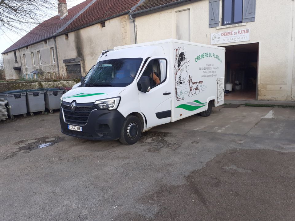 Cession de titres de société d' une entreprise familiale reconnue située à Vesvres-sous-Chalancey, implantée depuis plus de 45 ans dans un environnement rural dynamique. L’activité repose sur une clientèle fidèle et diversifiée, desservie en vente ambulante dans plusieurs villages du secteur.

La cession intervient dans le cadre d’un départ à la retraite incluant la clientèle, le matériel, ainsi que l’ensemble des éléments nécessaires à la poursuite immédiate de l’activité.

Vente ambulante de fromages, produits de crèmerie, complétée par une offre d’épicerie et de charcuterie. Deux tournées régulières : 4 jours/semaine et 5 jours/semaine.

 Environ 2 100 clients par mois, clientèle stable, attachée au service et facilement renouvelable.

Chiffre d’affaires : 687 800 €.

Activité offrant un cadre de travail varié, convivial et propice au développement (création de nouvelles tournées, élargissement de gamme, partenariats locaux…). 

Matériel complet, entretenu et immédiatement opérationnel :

Camions magasins (2021) – très bon état.

2 camions magasins équipés : Vitrine 4 mètres. Vitrine arrière réfrigérée. Armoire réfrigérée 4 portes. Étagères Froid roulant + secteur.

1 camion frigo caisse carré avec étagères.

Équipements professionnels : 2 balances poids/prix Precia Molen programmables, 2 trancheurs à jambon, Matériel de coupe divers, Transpalette manuel élévateur.