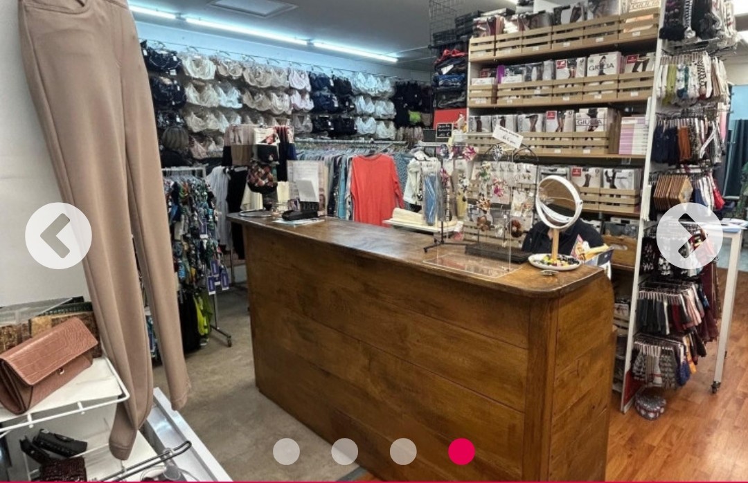 Magasin de prêt-à-porter féminin situé à Migennes au cœur du département de l'Yonne, à mi-chemin entre Sens et Auxerre, ville de 7000 habitants avec une zone de chalandise qui compte plus de 50000 habitants et un centre ville où se trouve différents commerces.

J'ai créé ma boutique en septembre 2007. J'ai commencé par un rayon de lingerie : marques Simone Pérêle, Felina, Louisa Brocq, Avet (soutiens-gorges bonnets profonds du B au I). Lingerie de nuit : Massana, Hajo et Egatex. Maillot de bain : Sunflair, chaussettes Labonal, Bleu Forêt Français.

En 2011, j'ai agrandi la boutique avec une collection de prêt-à-porter féminin, marque française (Telmail, Griffon) et européenne (Massana, Lebek, Stark, Tinta, Micha) de la taille 38 au 54 et j'ai embauché une vendeuse.

Nous vendons des produits de qualités. Nos fournisseurs travaillent avec des stylistes pour créer de belles collections en coton, tencel, modal, viscose...

Les prix de vente des articles vont de 10€ pour un slip coton, pull 60€, pantalon 90€, soutien-gorge environ 80€, manteau 200€.

Notre clientèle est féminine, Madame tout-Le-monde, chaleureuse, fidèle et qui peut venir de loin surtout pour la vente des soutiens-gorges (notre spécialité et de toute taille).

Notre clientèle attend de la commerçante des conseils et un investissement de sa part.

Je recherche une repreneuse pour cause de retraite.

Les murs de la boutique de 114 m² m'appartiennent.

Je louerai la boutique 1200€ par mois, et avec négociation pour le stock et le matériel de lingerie et prêt-à-porter.

Les horaires d'ouverture sont du mardi au samedi de 09h00 à 12h00 et de 14h30 à 19h00.

Profil repreneur : personne qui a envie de continuer l'aventure de 20 ans avec les fournisseurs et les clientes. Je suis prête à l'accompagner.