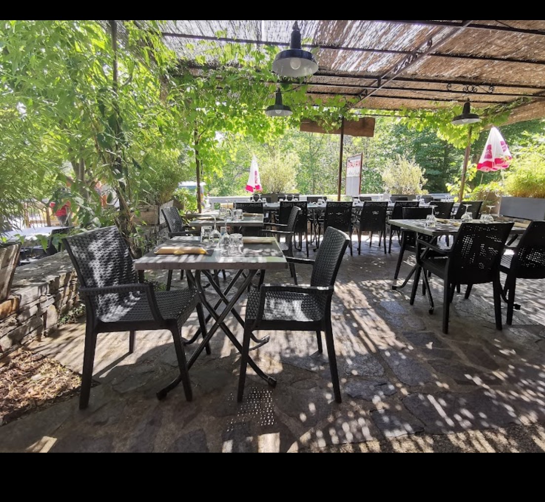 A reprendre, Bar – Hôtel – Restaurant en Cévennes.  Licence IV. 30 places assises à l’intérieur, 30 places en terrasse. Belle affaire, locaux communaux en très bon étant, pas de travaux à prévoir. Idéalement positionnée en plein cœur des Cévennes. Prévoir l’achat du mobilier aux anciens gérants.
Bail 3-6-9 : 1000€/mois TTC