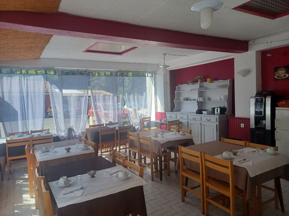 Hotel familliale situé dans un cadre naturel  dans un petit village Ardeche Lozere   entourer de commerces ( Boucherie , épicerie, pharmacie quincaillerie , presse maison médicale et gare ) stevenson ,entourer de lacs et de montagnes et de  marches , VTT , divers activités lies a la naturel

L'hôtel de superficie de plus ou moins  1800M2  
- 18 chambres donc 1 dortoire de 9 couchages   (et une capacite de 52 couchages   )
une capacite d accueil en restauration de 90 PERSONNES et une terrasse ombragé a souhait  de  50 personnes
- une grande cuisine et une grande  plonge
- parking privé 
- parc à Anes ( randonneurs ) + étable
-  garages personnel
-  1 appartement T5 PRIVATIF