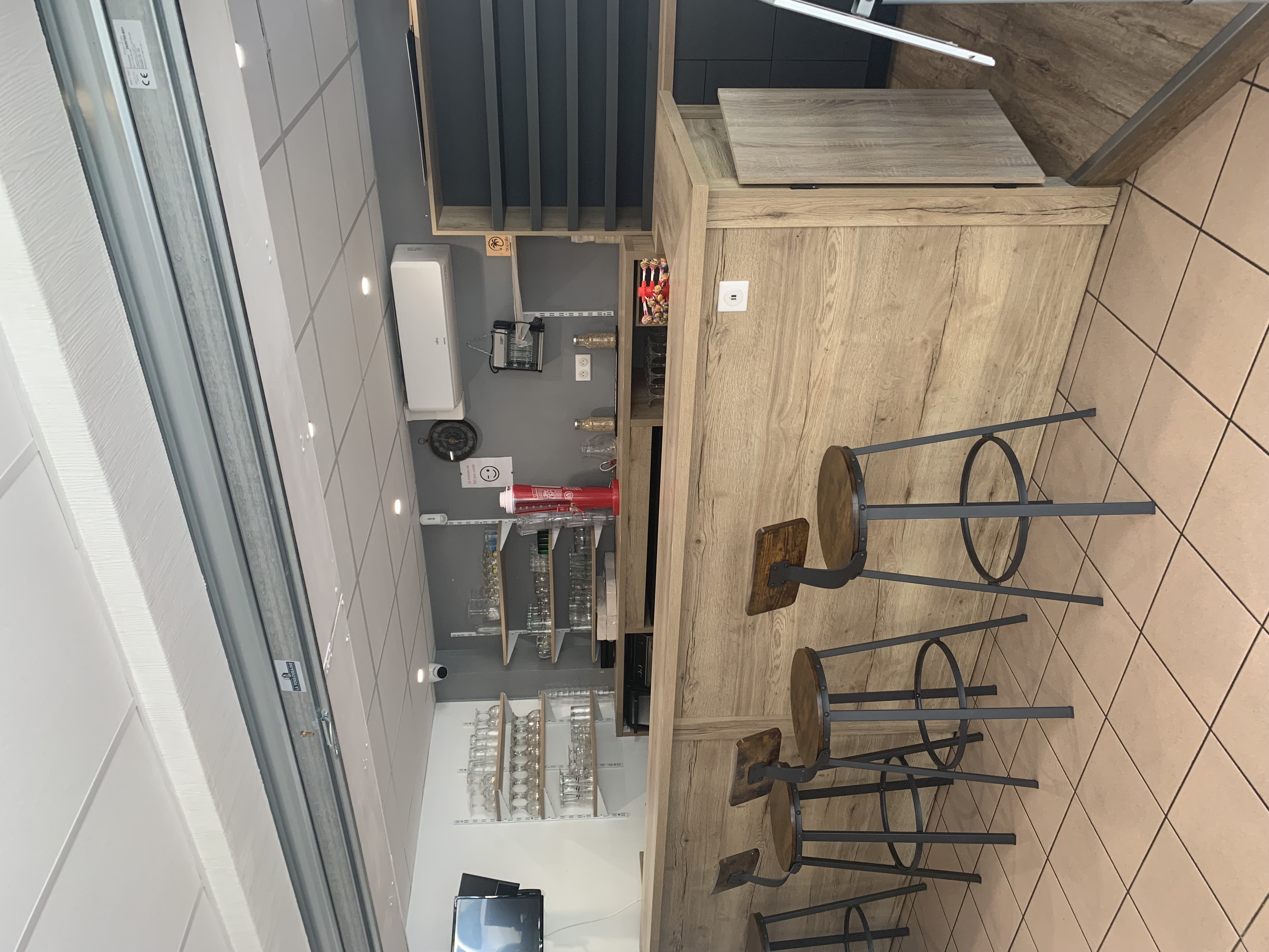 BAR/RESTAURANT RECHERCHE GERANT

La Commune de La Plaine, propriétaire des locaux met à disposition, suivant un bail commercial, son BAR RESTAURANT, AVEC LICENCE 4, DEBIT DE TABAC ET FRANÇAISE DES JEUX.
Il est situé à LA PLAINE, au cœur d’une commune dynamique de 1028 habitants, commune primée village fleuri. La commune est située sur un axe Cholet-Maulévrier-Vihiers. Cela confère au bar/restaurant une position stratégique et une grande visibilité.
Un groupement d’artisans et de deux entreprises industrielles y sont implantées ainsi qu’une boulangerie, un salon de coiffure, et un garage. 
Situé au cœur de la commune, cet établissement est une opportunité en l'absence de concurrence. Il est un pôle essentiel de la commune, par le développement d’autres services et la création d’animations. Ideal pour un couple, un logement est mis à votre disposition à l’étage 
Au rez-de-chaussée, vous aurez à votre disposition une salle pouvant accueillir jusqu’à 40 couverts donnant sur une très belle véranda climatisée. La cuisine est installée. A l’étage, le logement se compose de 4 chambres, d’une salle de bain et d’un grenier aménageable. Vous disposerez de 70 m2 d’habitation et de 135 m2 pour le commerce. 
La volonté de la commune est que cet établissement soit en place très rapidement. La restauration et le bar étant des activités importantes pour ce projet, nous valorisons les expériences en restauration. Nous recherchons avant tout des personnalités garantissant la convivialité du lieu, capables de coconstruire les services de proximité répondant aux besoins identifiés en lien avec la commune, en adhésion avec ses valeurs. Des qualités de gérant, de commerçant ainsi qu’une réelle volonté d’entreprendre sont clés pour ce poste. Le loyer est de 1107.78€ (bail commercial licence 4+ Tabac +FDJ +logement) TTC.
Pas d’achat de fonds de commerce (compris dans le loyer) mais un investissement personnel est nécessaire en matériel (vaisselle, tables, chaises). Il sera demandé un droit d’entrée de 5000€ ainsi que 2 mois de dépôts de garanties. Le cout du bail chez le notaire sera aussi à votre charge (environ 925€).
	
Profil recherché : 

 .Vous souhaitez vous engager en faveur de la ruralité 
 .Vous justifiez d’une expérience significative dans le secteur de la restauration et maitrisez les techniques culinaires essentielles, ainsi que les normes d’hygiène et de sécurité
. Nous souhaitons une carte simple en favorisant le « fait maison »
. Vous êtes disponible et prêt à vous engager dans une démarche entrepreneuriale afin que le projet prenne corps au sein du village
. Vous avez des bases solides en gestion et faites preuve de rigueur et d’organisation
 .Vous êtes fédérateur et maîtrisez les outils de communication
 .Vous êtes motivé, sérieux, adaptable, proactif
.Nous souhaitons une large amplitude d’ouverture (gage de réussite)
 .Vous savez gérer des situations difficiles en gardant votre sang-froid
. Vous remplissez les conditions liées à l’octroi d’une licence de débit de boissons (licence IV), du débit de tabac et de la française des jeux.
Si vous êtes intéressé, il vous suffit de prendre contact avec MME BARBAULT (Maire de la commune) 
MAIRIE DE LA PLAINE
Rue du bocage 02.41.55.92.43
07.88.50.16.94 Mail : mairie.la.plaine@wanadoo.fr