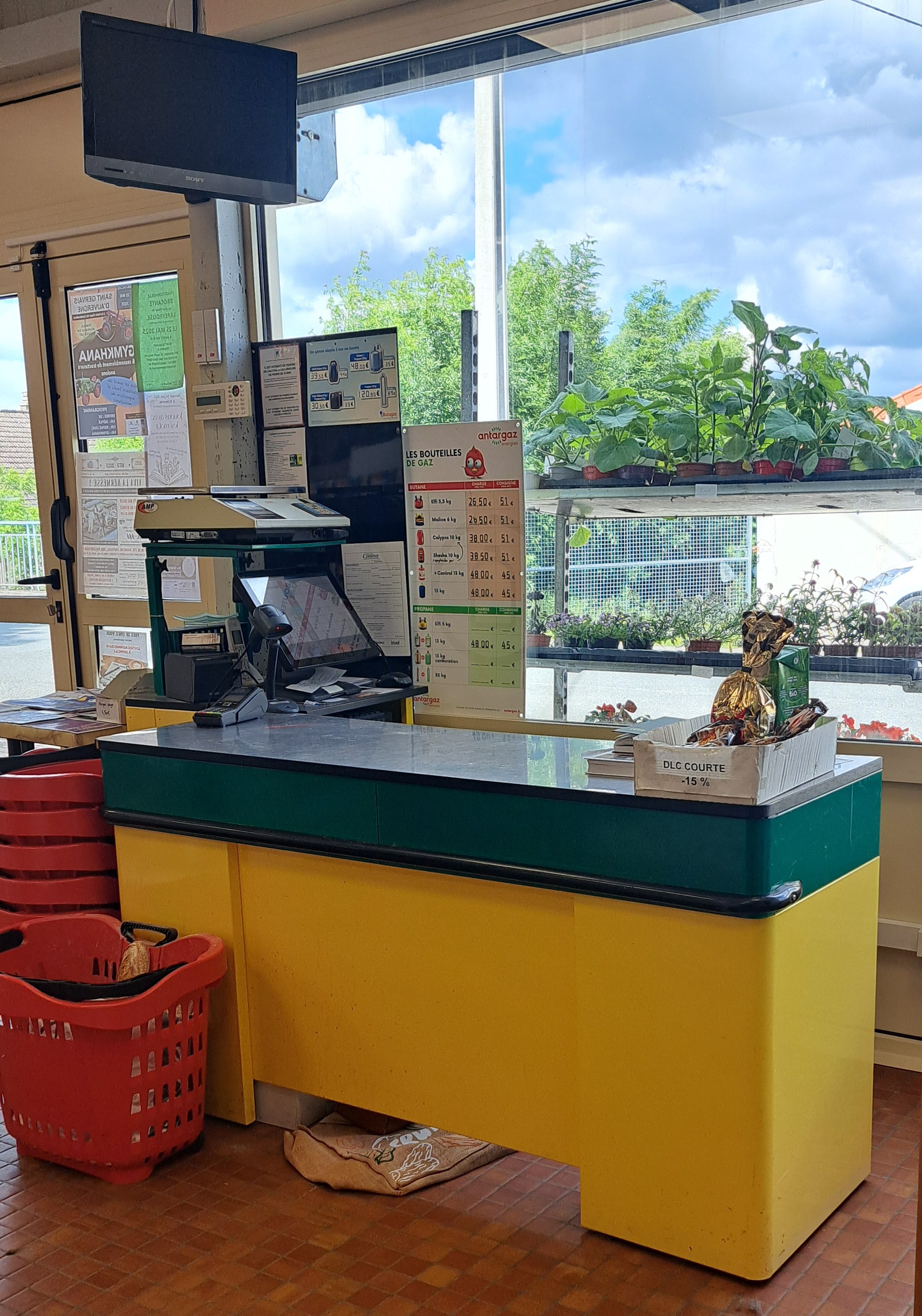 A céder : fonds de commerce sous enseigne L'EPICERIE D'A COTE, fournisseur CASINO, située sur une commune rurale de 230 habitants au centre du département de l'Allier, et située à proximité de Montmarault ( A79- A71). 
Murs appartenant à la mairie. 
Local de 100 m².
Activité : charcuterie, boucherie, fromage à la coupe ; épicerie sèche ; fleurs ; etc..
Clientèle locale et touristique ( Camping du village, Vichy, abbaye de Chantelle, village de Charroux, château de Lapeyrouse, accrobranche, château de Veauce, Paleopolis, Le Pal, .. ) .

Bail commercial - Loyer de 650 € / mois électricité comprise.
Prix du fonds : 55 000 € matériel compris 
Stock évalué à 8 000 €.
CA de 200 à 350K€

Cette opportunité vous intéresse ? N’attendez plus et prenez contact avec la CCI Allier – Gersande SOURCEAU – au 04 70 35 40 08 ou g.sourceau@allier.cci.fr