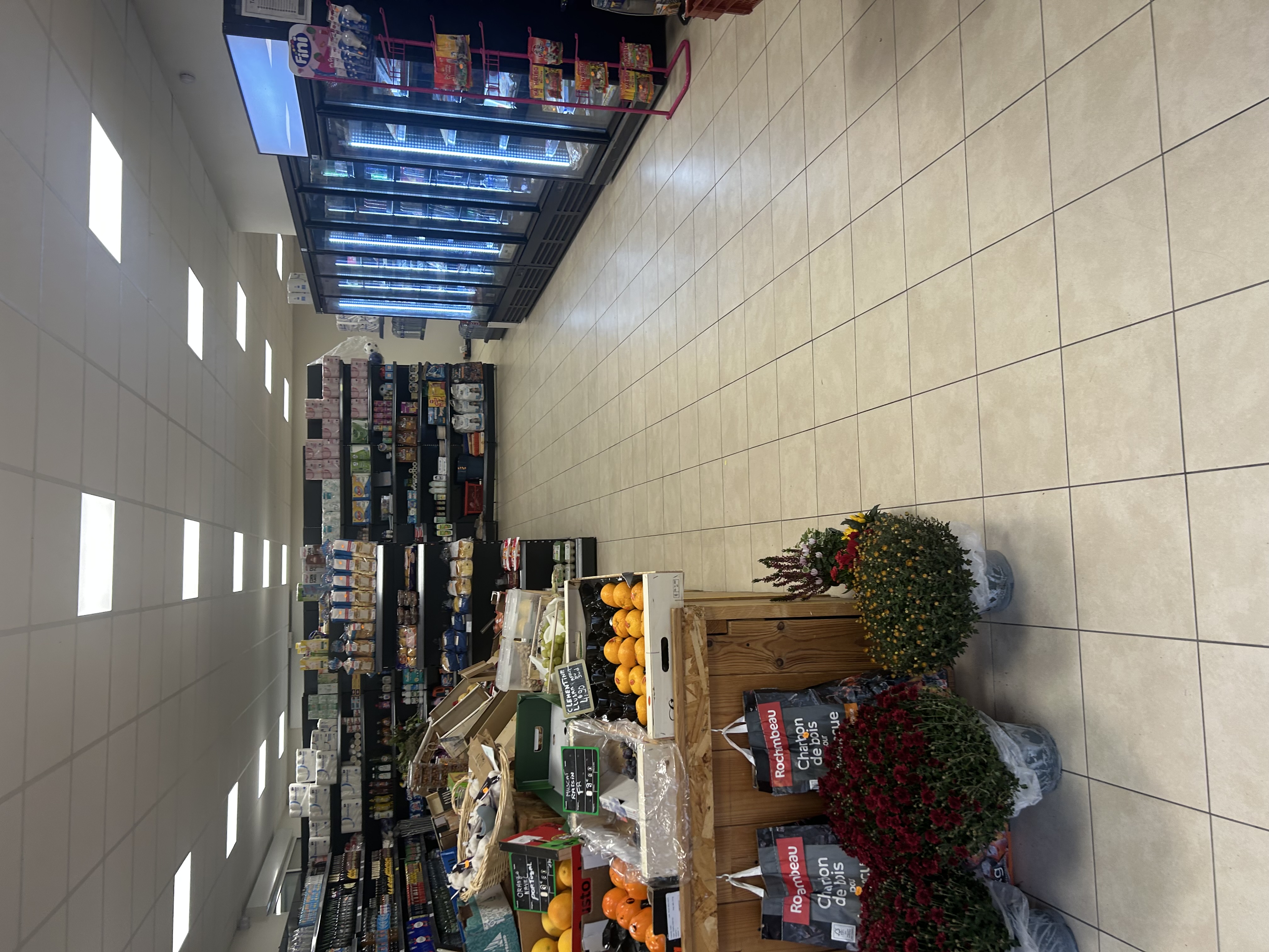 ÉPICERIE DE VILLAGE

Fruits & légumes • Produits locaux • Dépôt de pain

UNE BELLE OPPORTUNITÉ POUR UN COUPLE OU UN PORTEUR DE PROJET

LE COMMERCE

La commune de Dry propose la reprise de l’exploitation d’une épicerie de village dédiée aux fruits et légumes, aux produits locaux et au dépôt de pain. Le commerce bénéficie d’une clientèle locale régulière, ainsi que d’un passage de visiteurs et de touristes.

Horaires actuels : magasin ouvert tous les jours sauf le lundi.

UN VILLAGE VIVANT ET DES SERVICES À DÉVELOPPER

Dry est un beau village animé, avec une vie locale et des commerces et services de proximité, notamment un buraliste, un restaurant et un coiffeur.

Plusieurs possibilités peuvent représenter un potentiel pour le commerce :

* Livraison à domicile pour les personnes âgées.
* Commandes de la mairie à l’occasion des événements organisés dans le village.
* Vente de poulets rôtis, demandés par certains clients.
* Mise en place d’un relais colis, un service pour lequel il existe une demande.

Cette épicerie peut représenter une belle opportunité pour une personne ou un couple souhaitant se lancer dans le commerce, dans un village agréable et tranquille, tout en participant à la vie locale.   Le local surface environ 200 mètres compositions magasin arrière magasin wc bureau stationnement possibilité à proximité début d’activité souhaite 01/01/2027 loyers mensuel 400euro par mois