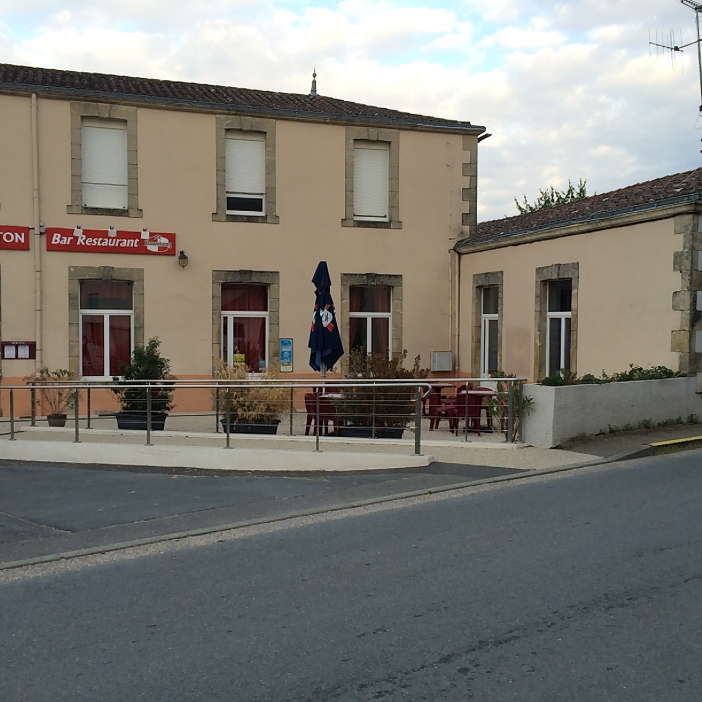 Un immeuble à usage d’habitation et de commerce sis 14 rue Jean-Marie Mélisson, comprenant :

- au rez de chaussée : salle de bar, salle de restaurant, sanitaires, cuisine, autre pièce surélevée, couloir, vestiaire, salle d’eau, bureau.
- au premier étage : huit pièces, W.C. et salle de bains.

Cave sous partie.

Cour devant sur laquelle existe un ancien préau et une terrasse aménagée.

Jardin au midi des bâtiments.

Le tout cadastré section C, numéros :
-	118 classé en sol, pour …………………………… 8 a 70 ca
-	et 119 classé en  jardin, pour …………………….. 9 a 30 ca

Ensemble : dix huit ares, ci ……………………. 18 a 00 ca