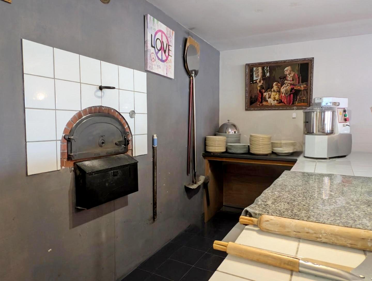 Fond de commerce Bar, restaurant, pizzéria, traiteur.

Capacité de 45 couverts au total au bar et en salle avec son four à pizzas au bois.

Appartement de 3 pièces au 1er étage comprenant un salon, deux chambres, une salle de bain.

Bail commercial de 9 ans en cours, affaire saine qui peut être encore développée.

Vigoux est une petite commune bien située à seulement 5 mn de l'autoroute, 10 mn d'Argenton-sur-Creuse, 30 mn de Châteauroux.