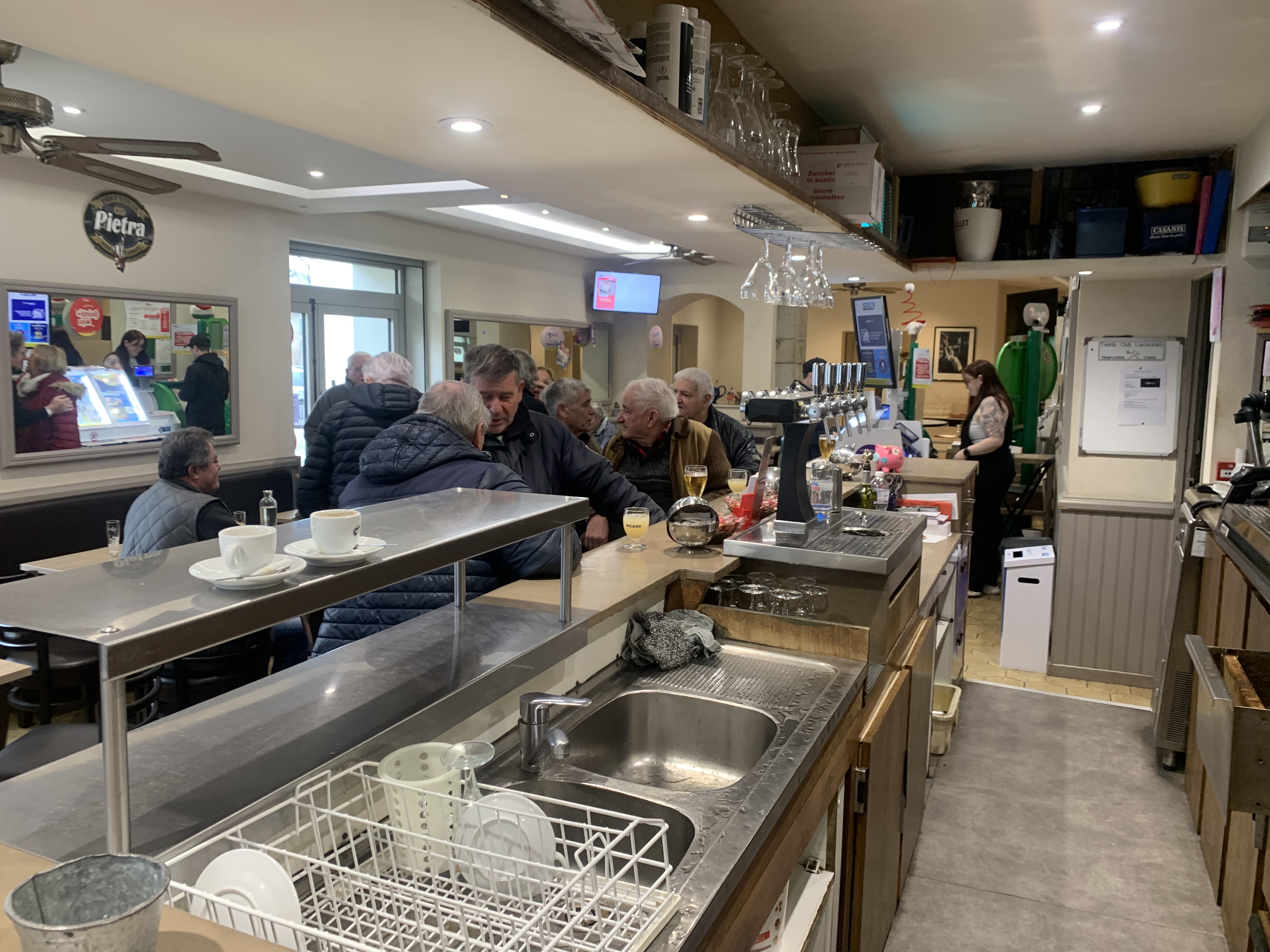 Description
Dpt Tarn (81), à vendre LACAUNE Bar - Brasserie

Opportunité Exceptionnelle à Saisir !

Vous recherchez une affaire florissante dans un cadre pittoresque ? Ne cherchez plus ! Nous avons le plaisir de vous présenter ce magnifique fonds de commerce d'un bar-brasserie avec PMU et Française des Jeux, accompagné de la vente des murs, situé au cœur d'un village touristique. 
Lacaune les bains 90km (1h15mn) de la méditerranée et 200 km des Pyrénées

Description des Locaux :

Rez-de-chaussée : Le bar-brasserie, aménagé avec goût, offre une capacité d'accueil de 60 places à l'intérieur et 50 places en extérieur sur une splendide terrasse agrémentée d'une fontaine d'eau. La cuisine traditionnelle et la restauration rapide ravissent une clientèle habituée locale, familiale et touristique de passage.
Premier Étage : Un appartement de type T2, parfait pour le propriétaire ou le gestionnaire.
Deuxième Étage : Un appartement de type T3, idéal pour un investissement locatif ou un logement de fonction.
Potentiel de Développement :

Avec son emplacement privilégié au sein d'un village touristique, cette affaire offre un fort potentiel de développement. Que ce soit par l'organisation d'événements, l'extension des horaires d'ouverture ou la diversification de l'offre, les possibilités sont nombreuses pour augmenter le chiffre d'affaires et la rentabilité de l'établissement.
Points Clés :

Emplacement de choix dans un village touristique
Clientèle locale, familiale et touristique de passage
Infrastructure complète avec bar, brasserie, PMU et Française des Jeux
Belle terrasse extérieure avec fontaine d'eau
Cuisine traditionnelle et restauration rapide
Appartements T2 et T3 inclus dans la vente des murs

Possibilité d'acquérir uniquement le fonds de commerce