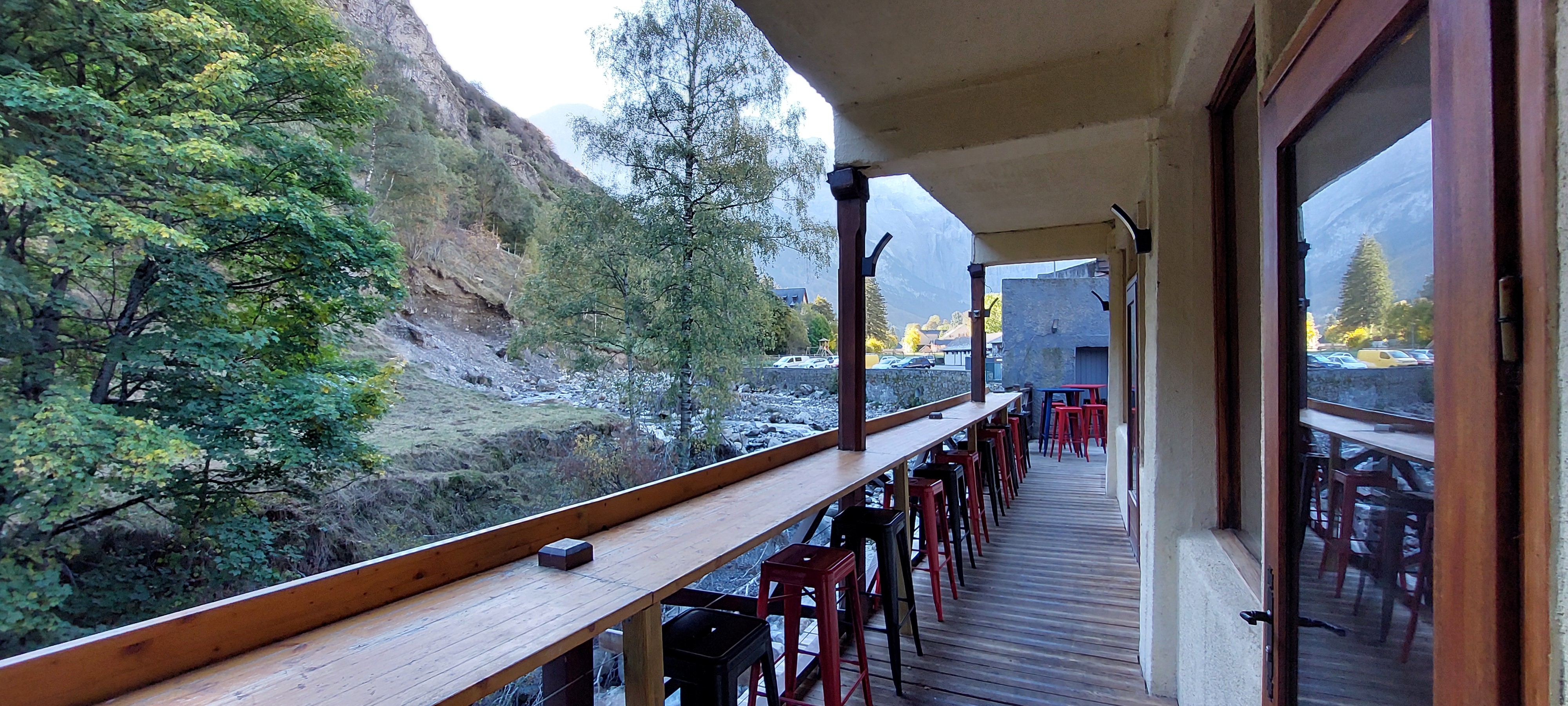 fonds de commerce d'un restaurant avec licence débit de boissons type 3.
Dans le village renommé et très touristique de Gavarnie, cet établissement atypique est niché en contrebas de la route et bénéficie d'une vue imprenable sur le cirque et d'un balcon sur le gave. en 2026 le village sera en plus le théâtre d'une arrivée du tour de France.
une salle chaleureuse de 28 places avec son rocher véritable. Un petit coin bar, une plonge et cuisine équipée sur environ 85m2. Petit logement avec coin chambre + salle de bains avec wc sur environ 25m2
balcon/terrasse de 27m2 environ
cave de stockage.
endroit atypique, idéal pour un couple. à voir absolument.
Crédit vendeur possible.
me contacter pour infos supplémentaires.