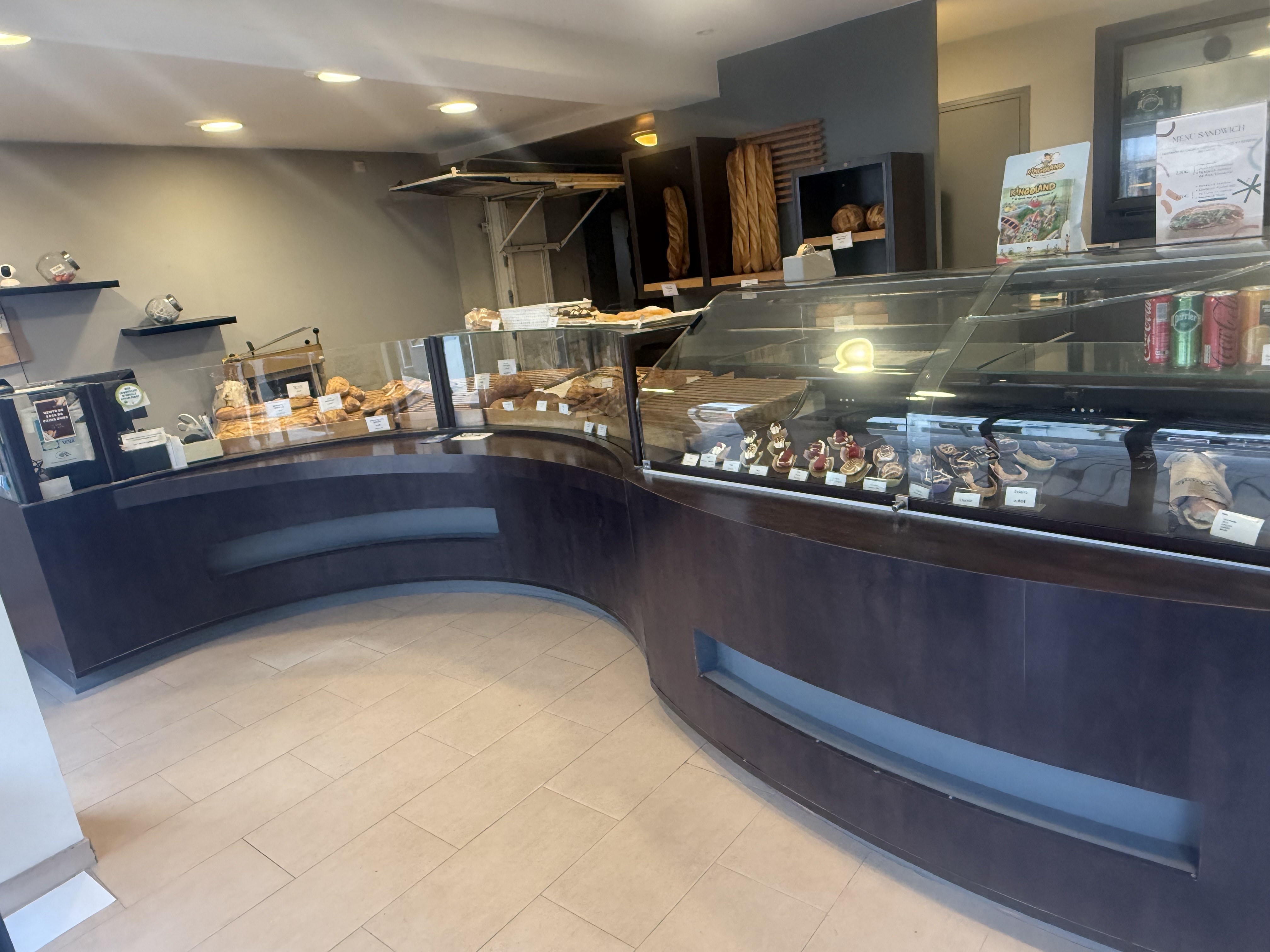 à vendre boulangerie - pâtisserie artisanale dans ville de +/- 12 000 habitants.
Située en face d'un bureau de tabac et à proximité de plusieurs commerces (fleuriste, restaurant, laverie…) et de la Mairie.