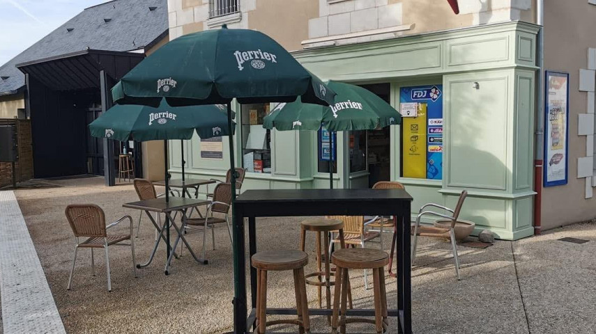 Motif de cession :retraite 
vend fond de commerce multiservice au cœur d'une commune rurale avec un bon emplacement sur un axe fréquenté et la présence d'un lycée professionnel à proximité générant un flux régulier. Facilité de stationnement 
Deux dirigeants actuellement, aucun salarié
Locaux:
Salles 30 places assises(en fonction de l aménagement, possibilité de places supplémentaires.
2 Patios :permettant d accueillir 60 personnes l été 
Etablissement neuf , ne nécessitant aucun travaux 
Loyer 500€ 
perspectives de développement:
Développement du bar ( animations, évènements )
augmentation de l amplitude horaire 
horaires d ouvertures
lundi, mardi, jeudi, vendredi 6h45
ferme de mercredi 
samedi/ dimanche :8h/13h