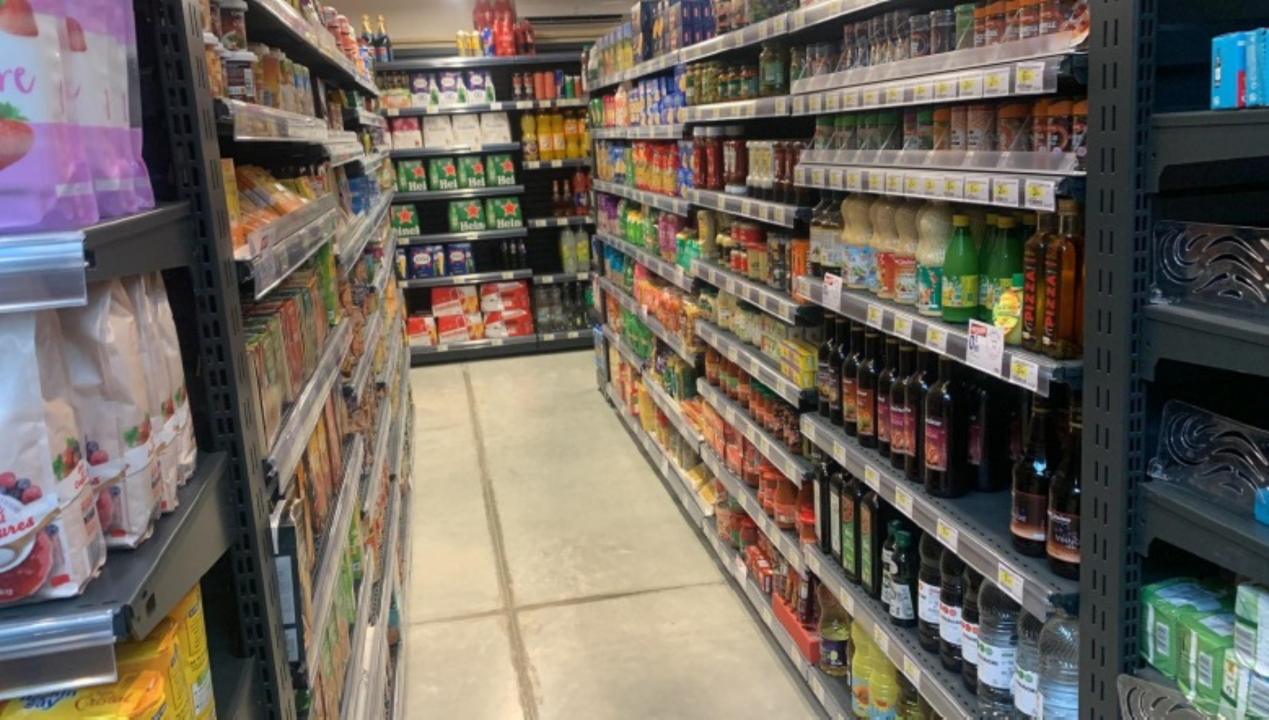 Fonds de commerce multi services – Emplacement exceptionnel (Plus Beaux Villages de France / Chemin de Compostelle)

À vendre : commerce multi services de 150 m² entièrement rénové, idéalement situé dans un village classé et étape très fréquentée du chemin de Saint-Jacques-de-Compostelle. Fort passage de pèlerins, randonneurs et touristes toute l’année.

Le village offre un cadre de vie et un environnement commercial très attractifs, avec plusieurs restaurants, un bar, une pharmacie, une esthéticienne, une librairie et un garage automobile.

Activités : épicerie, tabac, presse, FDJ, point chaud/pain, boissons à emporter, souvenirs (fort potentiel grâce aux pèlerins).
Équipement complet et récent : chambres froides, vitrines, frigos boissons, clim réversible neuve, alarme, vidéosurveillance, porte blindée.
Aucun investissement à prévoir.

Affaire rentable :

EBE : 118 000 €

Prix : 250 000 €

Idéal pour un couple souhaitant reprendre un commerce dynamique avec un fort potentiel, soutenu par un flux constant de pèlerins et un village doté de nombreux services.