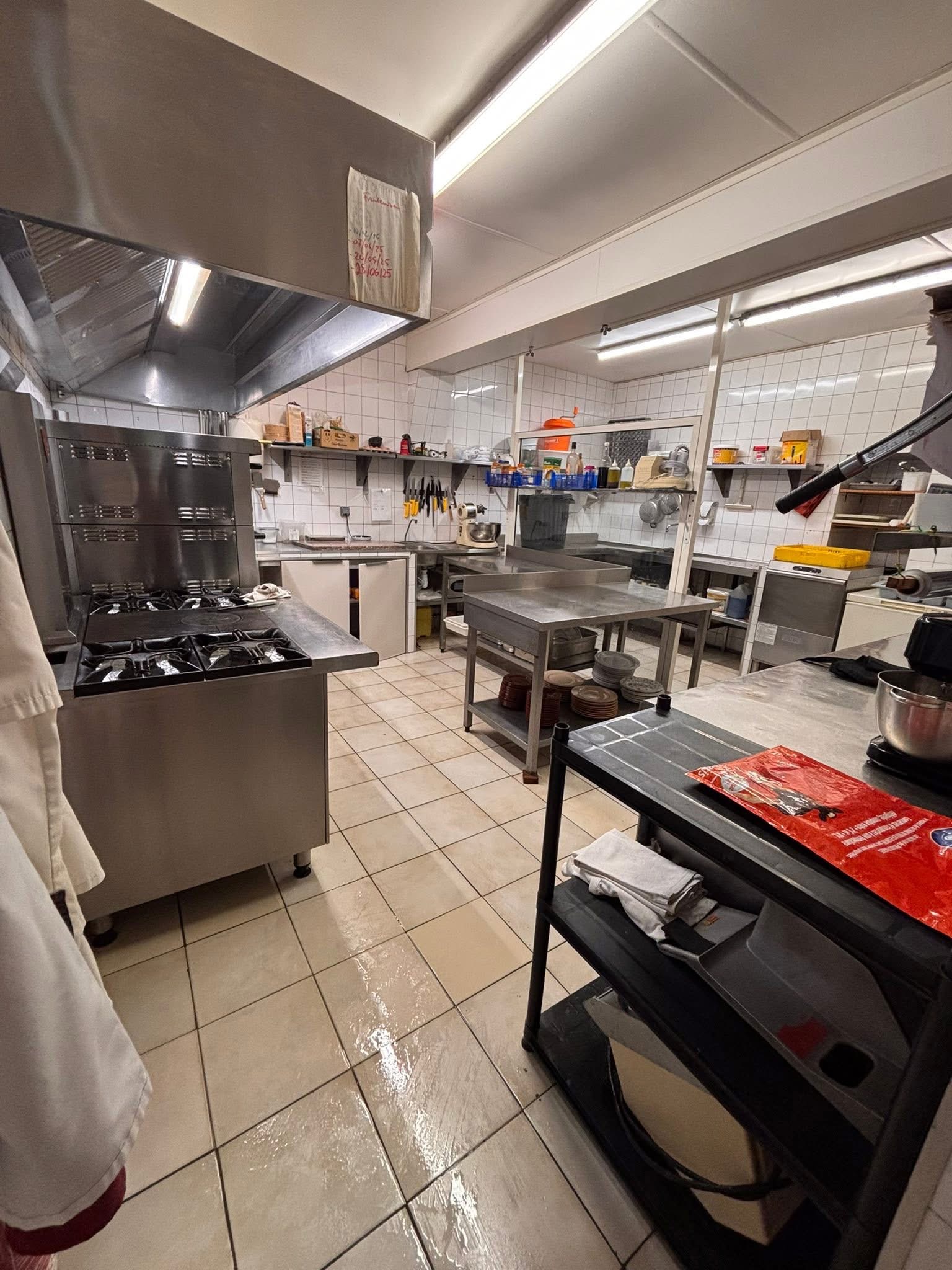 Vend fond de commerce bar restaurant 
30 couverts intérieur 
30 couverts extérieur (terrasse couverte) 
Bar intérieur + extérieur + terrasse de bar

Charmant restaurant de village, situé à 8km d'Auch.
Village comprenant 500 habitants, une école allant de la maternelle au cm2

L'affaire fonctionne actuellement du lundi au vendredi midi (menu ouvrier), possibilité de développer les soirs et week-end. 
Service de poste, gaz, et journaux est déjà en place. 
Cuisine toute équipée, prêt à travailler.

Avec logement (T3 au dessus entrée indépendante) idéal pour couple 
Licence IV
Bar + restaurant refait à neuf il y a 1an.

Plus de renseignements ou plus de photos contactez en privé