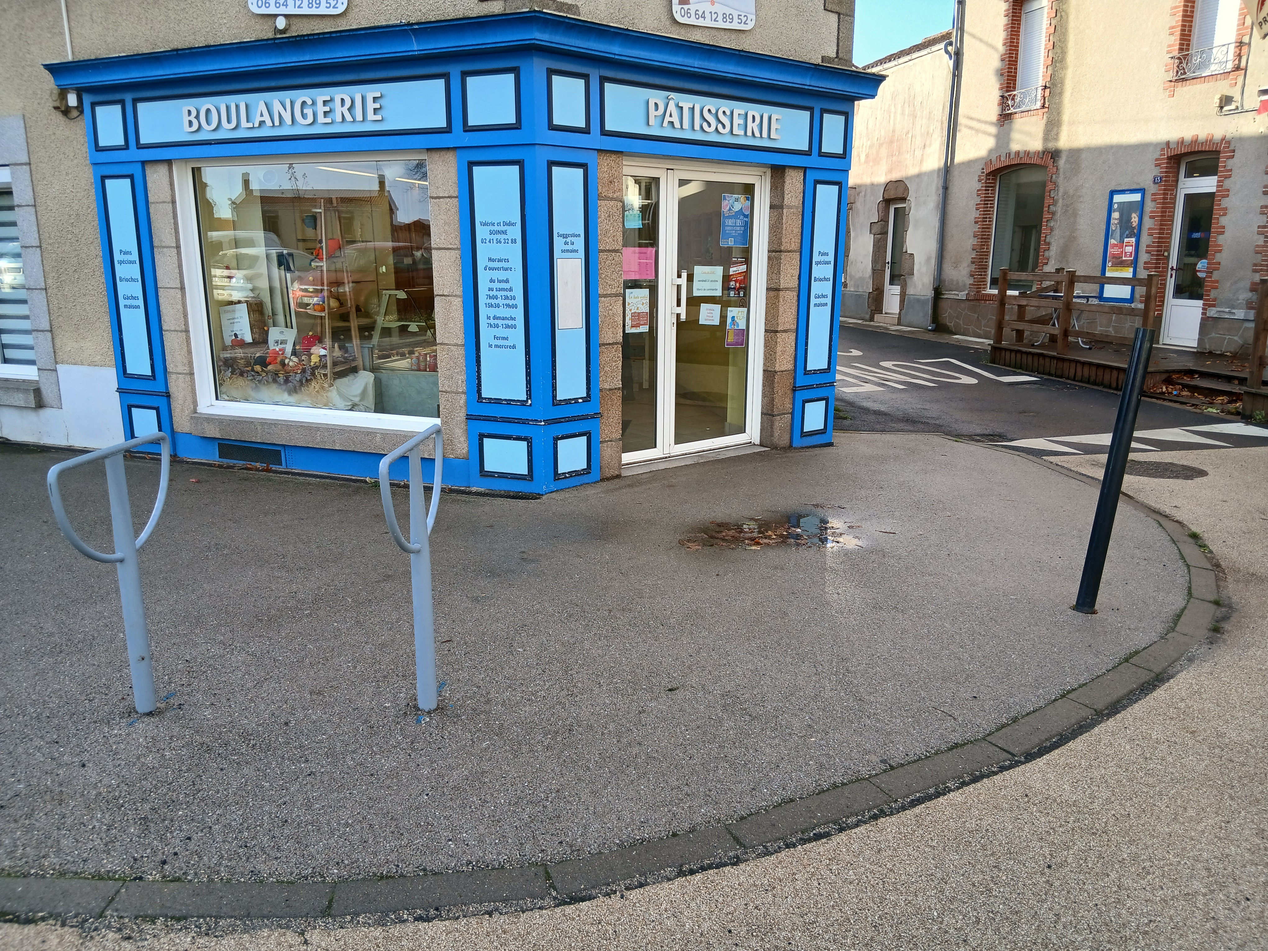 Boulangerie  pâtisserie dans commune  de 1200 habitants 
Fournil  de 50m2 + dépendances  de 50m2
Boutique 15 m2
Four fringand de 2018
Matériels  entretenus 
Habitation  avec 3 chambres  salle d’eau ,cuisine  salon 
Garage 
Commune  avec comme commerces 
Bar tabac  , coiffeuses (2) supérette 
École jusqu'à  la primaire 
Beaucoup  d’associations 
Possibilité  d’ acheter  les murs 
( CA 100000) 
+ de renseignements  et de photos  sur demande