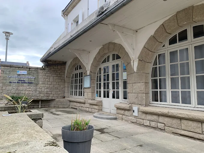 Les résidences d'Armor (59 chambres/piscine couverte chauffée - capacité d'accueil totale hébergement 150 personnes), situées à Douarnenez face à la Thalasso et à proximité directe de la plage des Sables Blancs, accueillent des particuliers et des groupes en pension complète et demi-pension d'avril à septembre.
Dans ce cadre, il est proposé, à l'année ou sur les 6 mois d'ouverture de l'hotel, la prise en location gérance du restaurant. 3800 euros/mois. 
Le restaurant accueillera les résidents mais également une clientèle extérieure sur la saison et/ou à l'année. Le restaurant possède une entrée indépendante, une terrasse donnant sur une rue piétonne avec petite vue mer, une cuisine aux normes, une réserve et un vestiaire. 
Parking gratuit à proximité directe.
60 à 70 couverts en salle + 15 couverts en terrasse.
Ouverture possible à l'année (l'hôtel est exploité d'avril à septembre mais le restaurant possède une entrée indépendante).
Pas sérieux et agences d’abstenir.