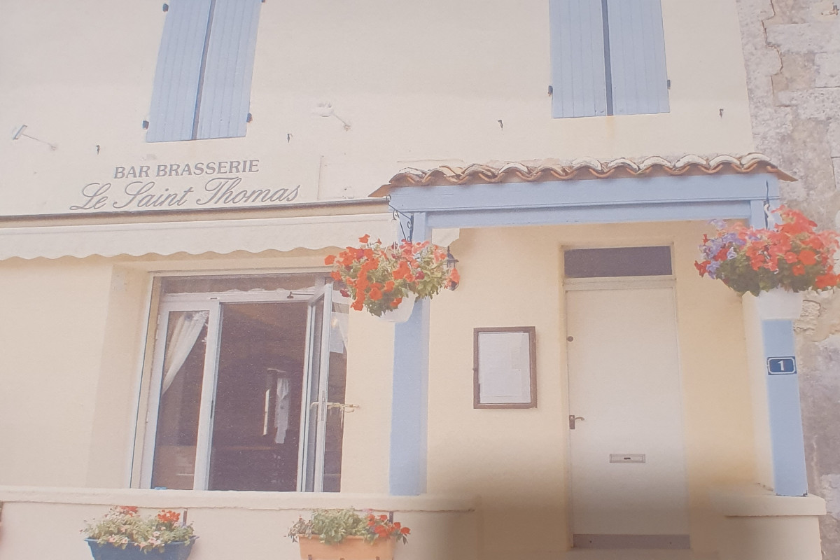 Niché au c?ur du village pittoresque de SAINT THOMAS DE CONAC, sur la touristique Route Verte en Charente Maritime, vous trouverez ce charmant bar/brasserie bien établi.  Situé dans un cadre attrayant, à côté de l'église du 11ème siècle très visitée, le village a également de nombreux autres commerces florissants à offrir, y compris une boulangerie, une boucherie, une supérette, un bureau de poste, un coiffeur avec onglerie, un plombier, une ébénisterie et un garage, sans oublier l'école primaire, le tennis, le terrain de boules et les chambres d'hôtes locales.  Situé sur l'estuaire de la Gironde à environ 1 heure au nord de Bordeaux et 1 heure au sud de La Rochelle, à seulement 15/20 minutes de la plage la plus proche, c'est une opportunité à ne pas manquer.

Ce bar-restaurant attractif, qui donne sur une terrasse extérieure, peut accueillir jusqu'à 50 personnes et peut se vanter d'avoir une bonne clientèle, dont de nombreux propriétaires de résidences secondaires.  Le bar/brasserie inclut également tous les meubles et accessoires.  Le restaurant a une cheminée d'époque en accord avec d'autres caractéristiques attrayantes.  Le bar comprend toutes les installations, un grand réfrigérateur encastré, une machine à café et tous les accessoires, y compris les verres.   La cuisine est entièrement équipée et comprend les couverts de table et les nappes.  Il y a également une cave et une cave à bière.

En outre, la propriété comprend également un appartement de deux chambres, un grand salon et une salle de bain équipée.  Au-dessus de l'appartement se trouve un grand grenier avec un potentiel de conversion en logement supplémentaire ou pour la location.

Après avoir géré avec succès cette entreprise pendant les 15 dernières années, les propriétaires actuels, qui sont maintenant âgés de 68 et 84 ans, prennent leur retraite, offrant une fabuleuse opportunité avec un énorme potentiel pour un jeune couple enthousiaste.
Les vendeurs apporteront une contribution de 10000? au coût d'un nouveau toiture.