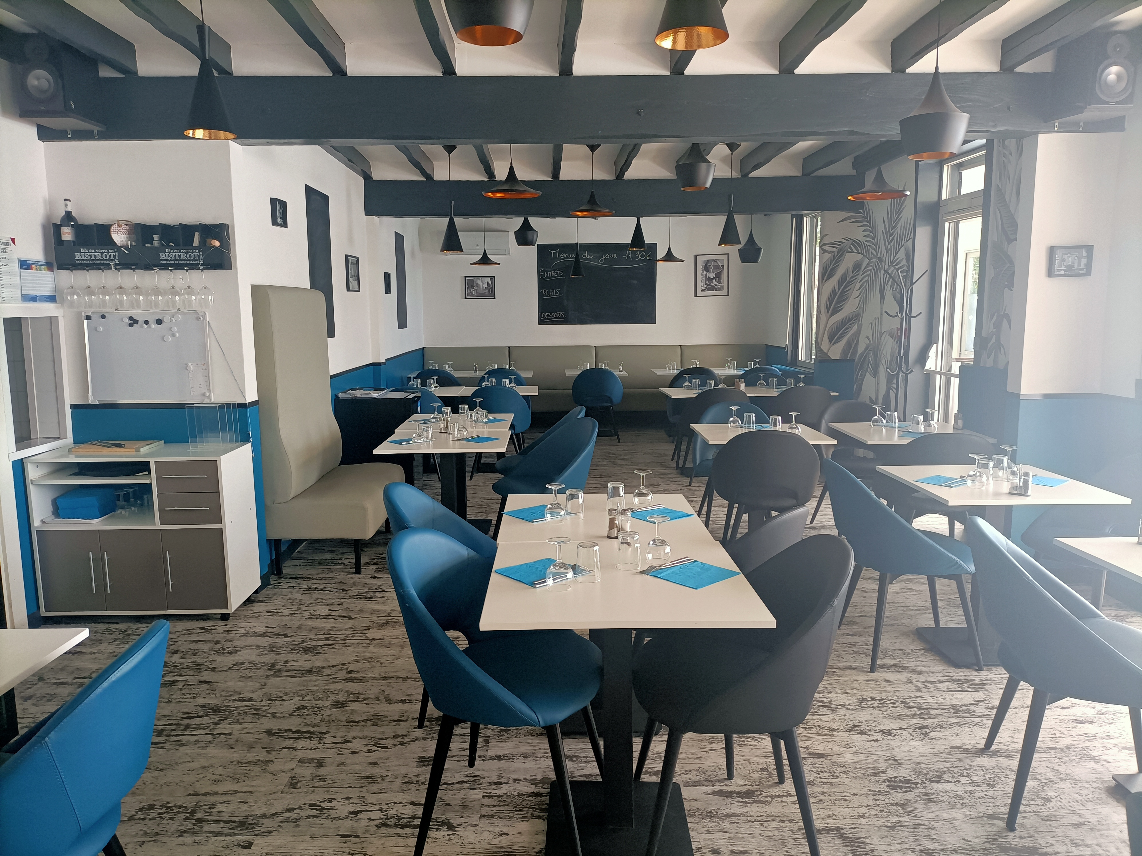 Commerce de proximité sur le Bassin d'Arcachon. Actuellement, bar, tabac, restaurant FDJ et PMU, les possibilités sont multiples et le logement inclus.
Clientèle fidèle et agréable ainsi que touristique l'été et vacances scolaires.