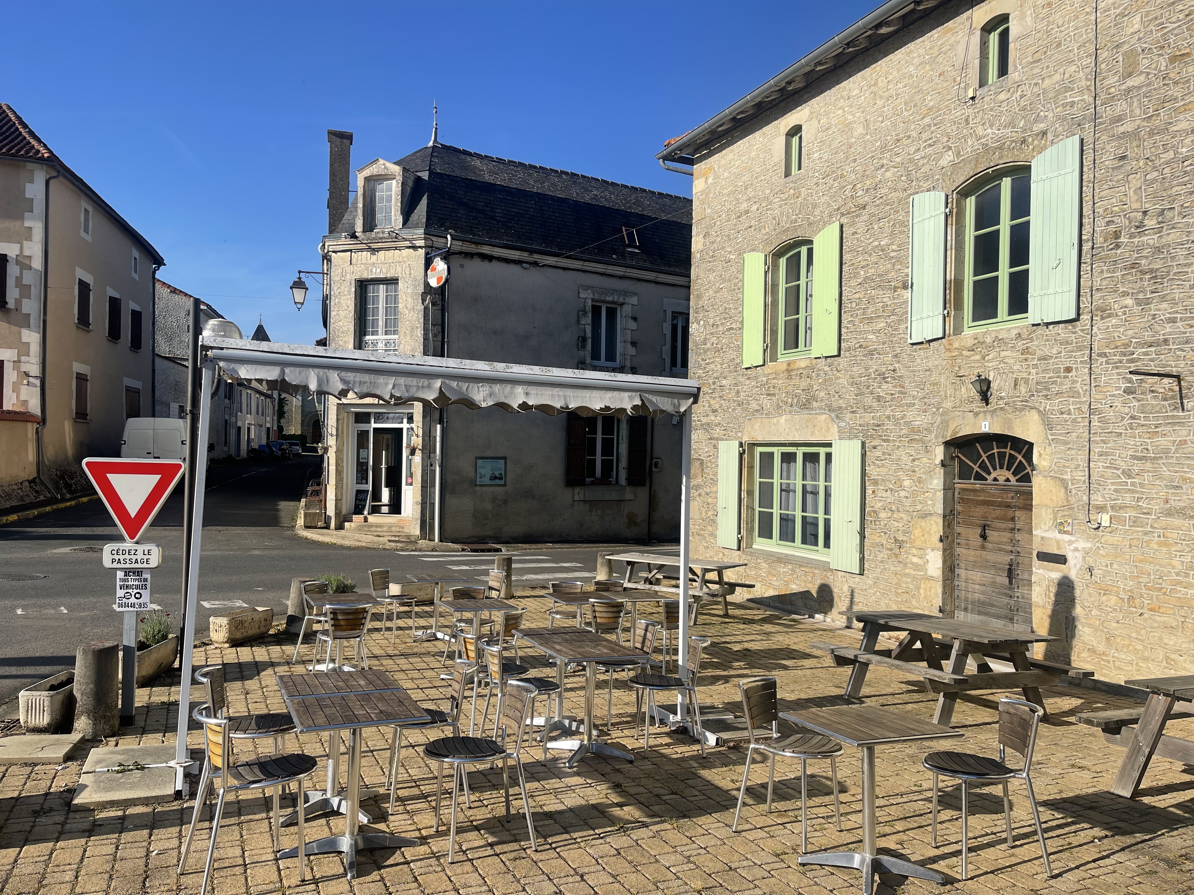 Au cœur de la Vienne, près de la D741 menant à Poitiers, l'Hôtel du Diamant est situé dans le village très prisé de Mauprevoir, traversé par la rivière Clain qui alimente le lac voisin. L'hôtel bénéficie d'un emplacement magnifique, avec un château et une église médiévale, imprégné de l'histoire de la région où il joue un rôle important depuis sa création en 1850. De nombreuses promenades agréables entourent l'hôtel, qui se trouve à proximité de l'hippodrome national du Val de Vienne. L'hôtel est situé au centre du village, qui est bien desservi par un supermarché Coop, une pharmacie, des coiffeurs et un centre médical, tous accessibles à pied depuis l'hôtel, avec de nombreuses places de parking gratuites disponibles.

L'hôtel comprend un bar et un salon-restaurant, équipés de tout le mobilier, la vaisselle, les verres, un lave-verres, une machine à café italienne et une machine à glaçons. La cuisine est équipée d'appareils professionnels de haute qualité pour la préparation, la cuisson et le lavage de la vaisselle. Il y a une terrasse extérieure, avec des sièges et des parasols, et une scène pour les concerts. À l'étage, l'hôtel dispose de cinq chambres, dont deux chambres doubles avec salle de bain privée, deux chambres à deux lits et une chambre simple avec salle de bain commune. Tout le mobilier, la literie, les serviettes, etc. sont inclus dans la vente. Il y a également un appartement confortable de trois chambres pour les nouveaux propriétaires. 

La clientèle actuelle comprend des résidents et des visiteurs français et internationaux. Il est également possible d'attirer des artisans et des travailleurs de passage pendant la journée pour le déjeuner. Le bar s'est forgé une réputation populaire pour ses concerts live le soir, en particulier pendant les mois d'été.
 
Une visite est fortement recommandée. Les offres sérieuses et raisonnables seront prises en considération.