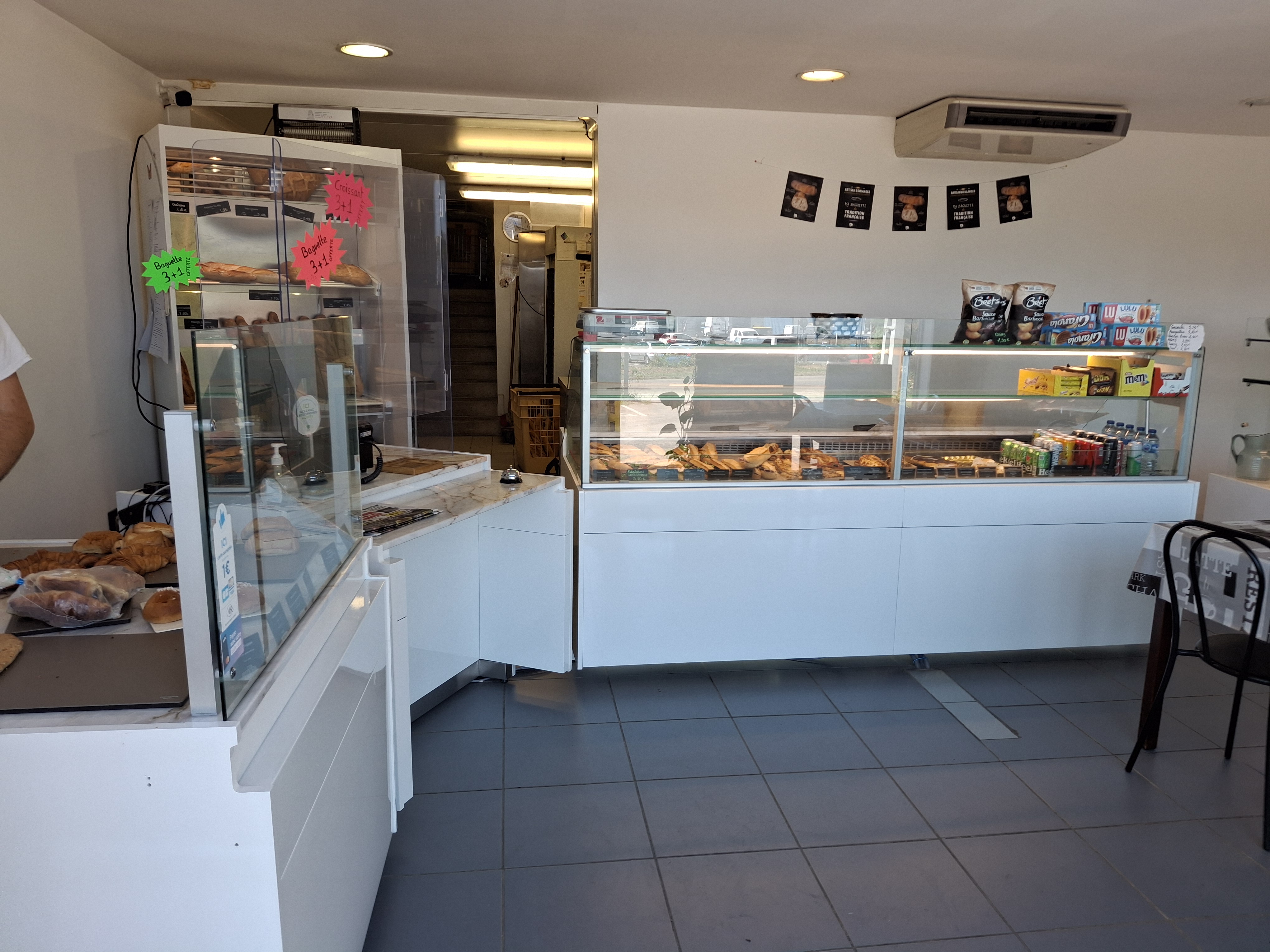 Vente de fond de commerce 
situé sur les communes de Laudun L'ardoise ,bagnols sur céze .
La vente et composer de deux fond de commerce  ,l'un sur la commune de Bagnols sur céze (za du berret ),qui comprend le Fournil et un magasin le tout d'une superficie de 170m2 (100m2 de fournil et 35m2de magasin 35m2de labo pâtisserie .
Le second un point de vente qui ce situe sur la commune de Laudun L'ardoise au coeur du village ,composé d'un magasin de 30M2 et d'une arriére boutique de 50m2.
Les deux point de vente sont situé a une petite dizaine de kilomètres l'un de l'autre .
Dernier bilan clôt établie a 250 000e  
L'entreprise et composé de 4 salariés ,
2 boulangers
2 vendeuses .