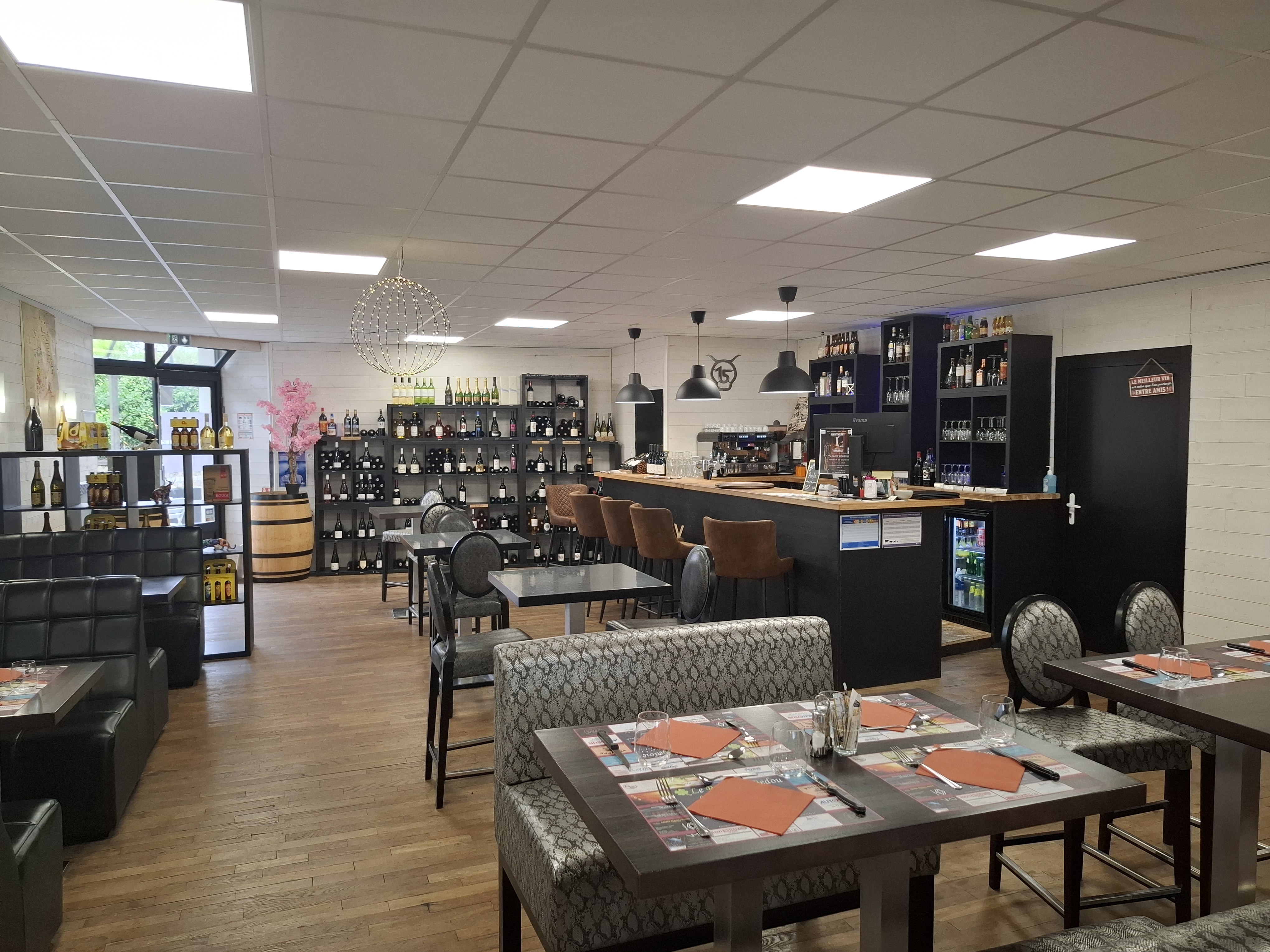 A vendre murs et fond de commerce de Restaurant et Cave à vins  "Le PHOENIX"
Situé au sud Cantal proche du Lot (Figeac) et l 'Aveyron (Decazeville).
L 'Etablissement est composé de 2 immeubles  separés de 2m  et communiquants.
L un est constitué de 2 niveaux de 100m2 environ l ' autre de 3 niveaux de 70m2 environ.
Le restaurant est situé au coeur du village de 600 habitants face à la place l eglise servant de parking.
Ce village bénéficie de commerces environnants ,boucherie, boulangerie, épicerie, coiffeur...etc
Ecole sur place et transports en communs réguliers desservant Aurillac.
Le restaurant  est ouvert 7 jours sur 7 les midis et les vendredis et samedis soirs .
Nous réalisons une cuisine simple et goûteuse basée sur les spécialités régionales ( Truffade, Aligot, Pounti, Farçous, Tripoux, etc...)
Cet établissement a su fidéliser une clientèle locale fidéle avec les menus du jour.
Il est composé: 
En rez de chaussée
1 salle de restaurant d'environ 80 couverts.
1 deuxieme salle de  20 couverts
A l Etage
 1 troisieme salle de 35 couverts et une terrasse couverte de 15 couverts.
1 piece de 10m2 servant de mini plonge
1 espace vestiaire avec douche et Wc pour le personnel.
1 espace toilettes pour la clentéle. 

La cuisine est relativement spacieuse environ 40m2 et bien équipée .
Elle est située au centre permettant de desservir aisement les différentes salles.
La plonge env 10 m2 est équipée de 4 lave vaisselle.

Pas de travaux à prévoir.
Pas de personnel à reprendre
CA actuel entre 200000 et 300000€
Village en ZRR  Aides ( CC, CCI, Etat...)
Le prix indiqué comprends les 2 immeubles et le fond de commerce)