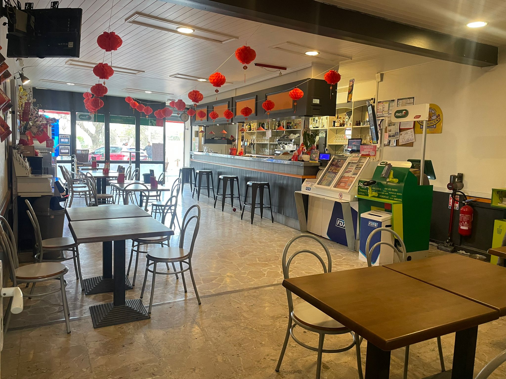 BAR CAFÉ RESTAURANT AVEC SYSTÈME D'EXTRACTION- PMU - FDJ
Situé à Trans-en-Provence (département du Var), au cœur de la région Provence-Alpes-Côte d'Azur, ce restaurant bénéficie d'un emplacement stratégique idéal entre la côte et l'arrière-pays.
À seulement 10 minutes (environ 5 km) de Draguignan, à proximité des axes routiers principaux, offrant un accès facile.
Le restaurant est en bon état et dispose d'une surface totale d'environ 159 m², incluant une terrasse arrière de 46 m². L'agencement comprend :
• Une vaste salle de restauration de 74 m²
• Une grande cuisine séparée (équipée d'un système d'extraction)
• Un espace de stockage
• Des sanitaires
• Une cave
Atout majeur : comprend un appartement de 3 pièces (83 m²) à l'étage avec accès direct au restaurant — très pratique pour habiter sur place et gérer l'activité.
Emplacement pratique :
• À environ 1 heure de route d'Aix-en-Provence
• À environ 1 heure 30 de Marseille
• À seulement 30 minutes de la côte (Fréjus, Saint-Raphaël)
Attire une clientèle locale nombreuse ainsi que des touristes.
Bail commercial valable jusqu'en septembre 2032.
Loyer : 2 077 €/mois (charges et appartement à l'étage inclus).