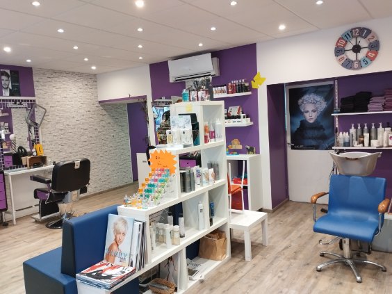 A vendre FDC Coiffure mixte situé en plein centre-ville de DARNEY, salon existant depuis 1990.

Très bonne notoriété, emplacement sur axe principal avec passage important et proximité d’autres commerces. Belle visibilité extérieure et facilités de stationnement à proximité immédiate.

CA annuel : 37 000 € HT

CA en progression constante et avec potentiel supplémentaire. Clientèle locale, familiale à moyen pouvoir d’achat, fidèle et régulière.

Salon en très bon état général intérieur comme extérieur rénové en 2016 (isolation, électricité, chauffage, vitrine, peintures, mise aux normes accessible…) sur 125 m2 comprenant le salon de coiffure, 1 buanderie, 1 bureau, 1 réserve, 1 toilettes aux normes handicapés, et un studio de 45 m2. Salon lumineux avec une grande vitrine + fenêtre sur l’arrière du bâtiment, équipé clim réversible et connexion internet fibre. Bail commercial renouvelé avec loyer 500 € mensuels. Dispose de 5 postes de coiffage et de 2 bacs, 1 casque mural, 1 machine à laver, 1 sèche-linge, 1 micro-ondes et  petit matériel. Pas de personnel. Conviendrait à une personne expérimentée titulaire du BP.

Disponible de suite au prix de 35 000 € pour le fonds. Accompagnement possible par la cédante.