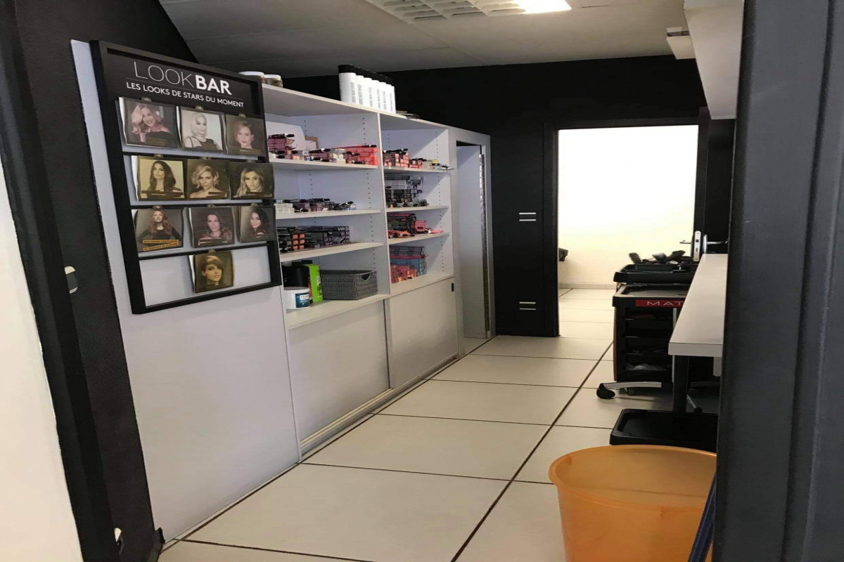 Salon de Coiffure de 120 m² en très bon état et parfaitement équipé (7 postes de travail) Laboratoire des couleurs, arrière boutique, faible loyer. Salon situé sur une zone commerciale à ciel ouvert face à un supermarché " U",  Weldom, Intermarché et autres commerces indépendants. Grand parking gratuit devant le salon. Situation géographique: Petite ville d'Ardèche (vallée du bijoux), eaux d'Arcens, et d'autres Entreprises actives. De nombreux villages alentours complètent la zone. Cadre de vie proche de la nature à proximité de grandes Villes.