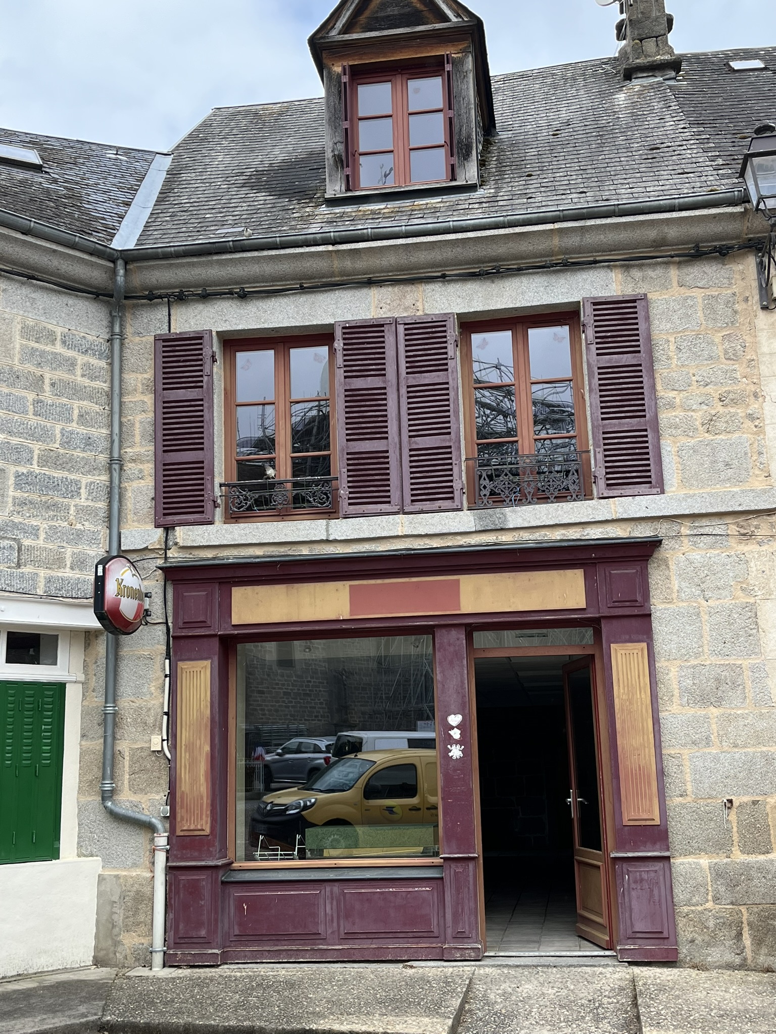 Les atouts :

Commerce de proximité
Situé en centre-bourg
Terrasse
Licence IV
Appartement de fonction
Local supplémentaire mitoyen
Stationnement aisé
L’activité :

Situé au centre-bourg de la commune de Lupersat, local commercial disponible pour créer une activité de multiservices : bar/café (licence IV), épicerie, dépôt-vente de produits locaux, snacking (petite alimentation générale), dépôts de pain, relais colis, point poste, dépôts presse...

Idéal pour tous porteurs de projet qui souhaitent créer du lien social tout en répondant aux besoins du territoire et essentiels à la vie locale.

Tout est à imaginer : aménagement, offres, horaires avec le soutien de la mairie et de ses habitants.



La bâtisse :

Le local possède une surface exploitable de 71 m2 et se compose de deux espaces distincts :

-> Espace épicerie avec des étagères de présentation : un rayonnage classique et une autre atypique en forme de roulotte idéale pour les fruits et légumes

-> Espace bar avec comptoir, cheminée en pierre apparente (décorative)

1 Sanitaire PMR

1 petite réserve sous escalier



1 Logement attenant triplex avec entrée indépendante du commerce :

- RDC : entrée avec placards intégrés

- 1er étage : cuisine, wc, salon/salle à manger, bureau, 2 chambres

- 2e étage : 3 chambres dont 2 avec placards intégrés, salle de bain avec wc

Bâtiment mitoyen pouvant être rénové afin d’agrandir la surface commerciale existante :

- Sous-sol : cave

- RDC: salle de réception, cuisine, salle d'eau avec wc

- 1er étage : 1 chambre, 1 salon/séjour



L’environnement :

Lupersat situé dans le département de la Creuse (Nord-Est de la Nouvelle-Aquitaine). Ce village pittoresque de 295 habitants offre un cadre de vie paisible, riche en patrimoines historiques (Église Saint-Oradoux avec un clocher à bulbe unique, la tour de chapelle du Monteil-Sugnet...) et en paysage naturel ( Puy du Bey et Puy d'Érouletas...).

La commune compte de nombreux chemins de randonnée, tels que le chemin des douaniers de 11,5 km ou encore le circuit Jean Guitton de 10,5km. Une boucle vélofamiliale (n°33) est disponible pour les amateurs de cyclotourisme.

Elle est à proximité de nombreux sites touristiques, tels que :

- la chapelle Notre-Dame (6km) avec vue panoramique,

- le plan d'eau de la Naute (8km) qui propose chaque année un programme culturel et musical varié,

- les gorges de la Rozeille (12km),

- le château des Portes (9km).



Informations pratiques :

Devant le bâtiment se trouve la place de la République, qui offre la possibilité d’aménager une agréable terrasse avec un stationnement facile.

La municipalité est prête à accompagner les porteurs de projet sérieux dans leur installation (mise en relation, aides à la rénovation, communication locale…).

Selon le projet une gratuité du loyer pourra être envisagée pour la première année uniquement pour les locaux commerciaux. Puis un loyer modéré sera proposé par la commune.

L'activité a cessé en 2024 à la suite d’un départ en retraite.