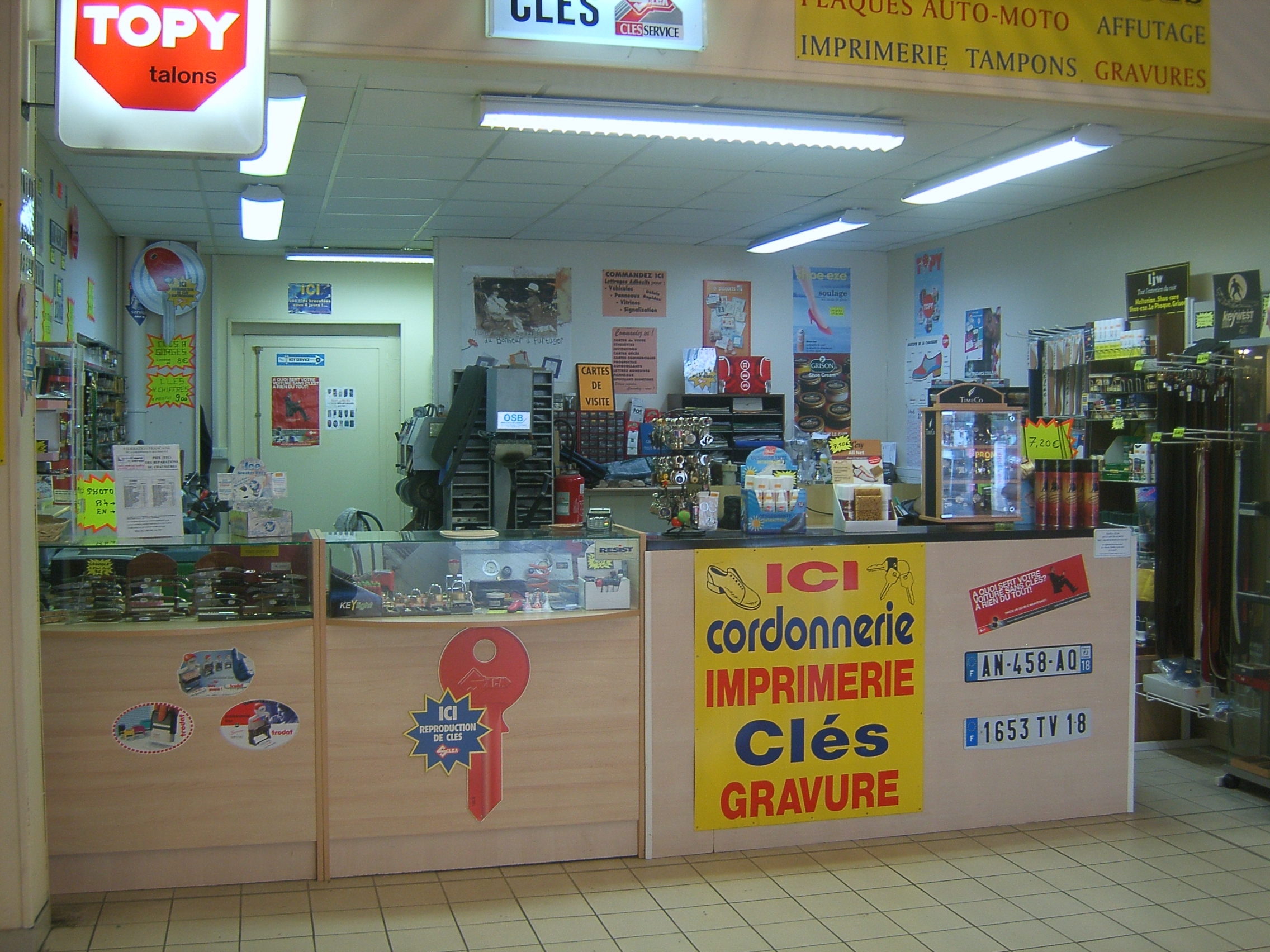 cordonnerie multiservices dans supermarché carrefour market.
Activités: cordonnerie - clés tous type - plaque d'immatriculation auto et moto - gravure -changement de piles et bracelets de montres - vente de produit d'entretien pour chaussures - vente de petite maroquinerie et charentaises .
Matériel: banc de cordonnerie HESS
                 presse HARDO
                 machine à coudre Singer 29 K
                 presse pour plaque auto et moto
                 machine à clés plates Silca Bravo Evolution
                 machine à clés à gorges Modulex 3
                 machine à clés multipoints et vagues matrix SLX
                 programmateur clés de voitures RW5 Silca
                 divers petits matériels
vente cause retraite ,possibilité de formation interne pour le repreneur