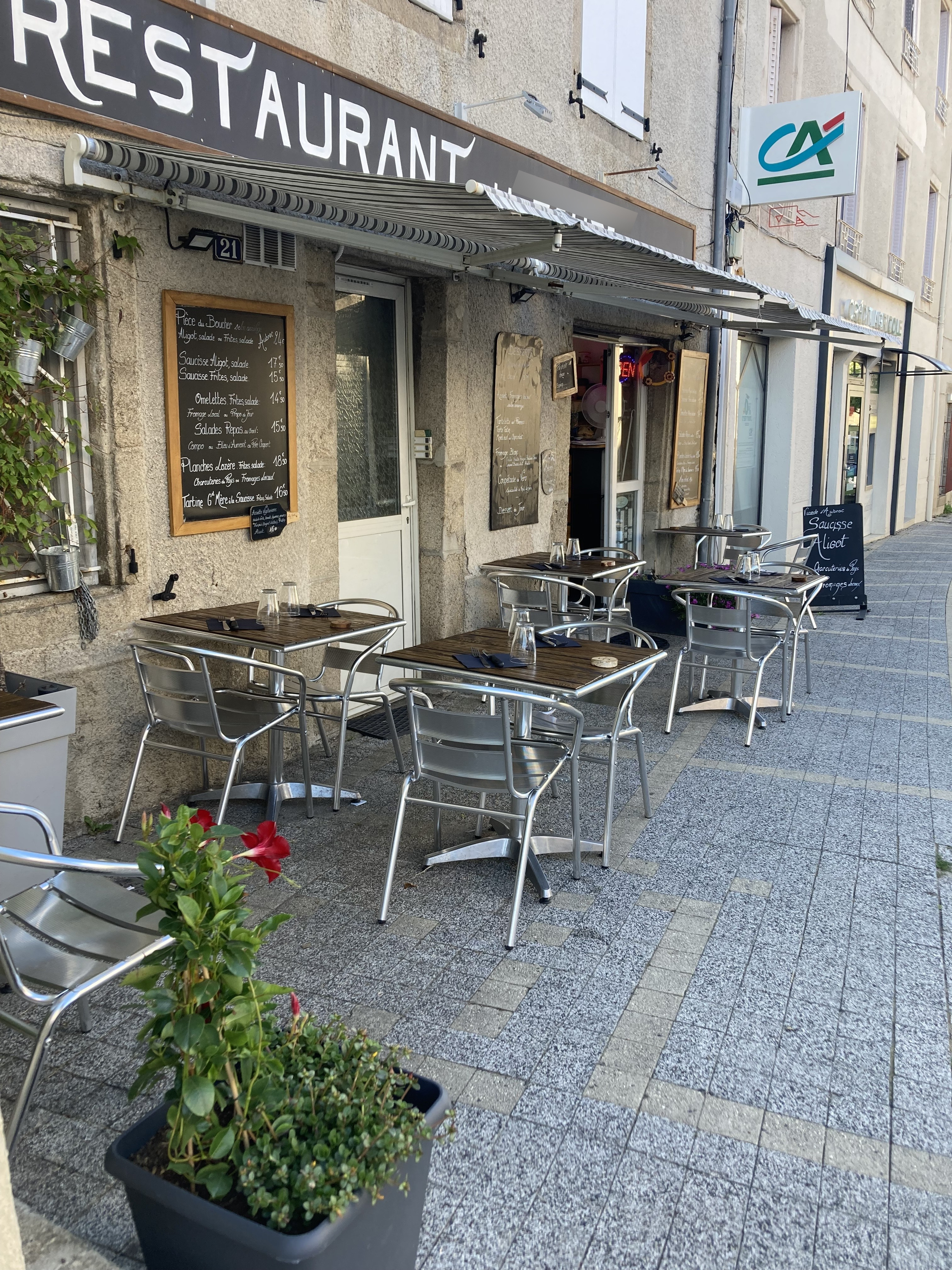 A reprendre : Restaurant saisonnier idéalement implanté au cœur d’un village étape en Lozère, à proximité immédiate de l’autoroute A75 (axe Clermont-Ferrand – Béziers).
La salle de restaurant, entièrement rénovée en 2020, permet d’accueillir 21 couverts intérieurs complétés par 16 couverts en terrasse. Cuisine équipée (20 m²). Clientèle touristique, et de passage sur l’A75, qui apprécie la carte mettant en avant des spécialités locales et l’ambiance chaleureuse de l’établissement. Belle réputation (4.5/5 Trip Advisor).
Possibilité de développer l’activité à l’année.
