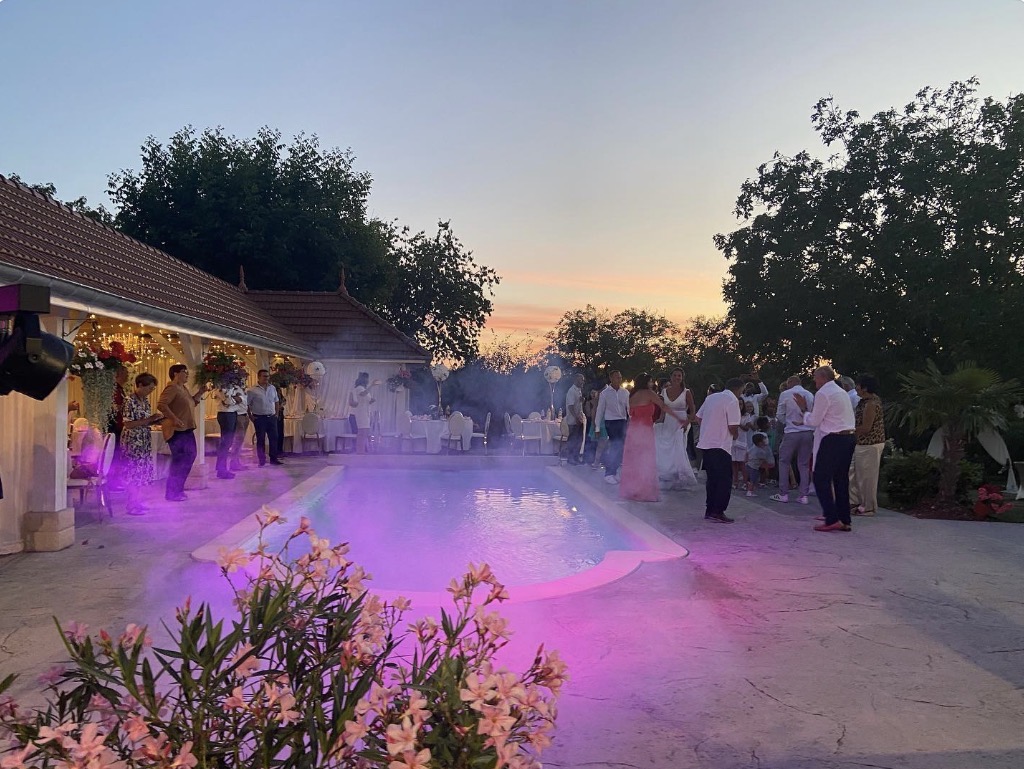 🏰 À VENDRE — Fonds de commerce · Domaine / Gîte de Groupe/ auberge / Restauration 
Villers-sur-Port (Haute-Saône, 70) — 10 minutes de Vesoul

📍 Localisation idéale au cœur de l’Est de la France
Implanté à Villers-sur-Port, à seulement 10 minutes de Vesoul, ce domaine de prestige bénéficie d’une situation géographique exceptionnelle, au carrefour de plusieurs grandes régions et à portée des frontières européennes.
Distances depuis le site :
	•	🏙️ Vesoul — 10 min
	•	🏙️ Besançon — 59 km
	•	🌿 Épinal — 88 km
	•	🏔️ Belfort / Montbéliard — 50–52 km
	•	🇨🇭 Bâle (Suisse) — 152 km
	•	🇨🇭 Lausanne — 128 km
	•	🇩🇪 Freiburg-en-Brisgau (Allemagne) — 133 km
	•	🇫🇷 Mulhouse — 89 km
	•	🇫🇷 Strasbourg / Alsace — 227 km
	•	🏙️ Dijon — 92 km

🏡 Le Domaine — Deux gîtes d’exception réunis
Ce domaine rare associe deux gîtes de caractère entièrement aménagés, dans un esprit décoratif épuré et élégant, pour une expérience haut de gamme sans compromis.

🏠 Gîte Principal — Le Manoir (300 m²)
Véritable manoir de prestige, entièrement équipé et décoré avec soin :
	•	🛏️ 9 chambres pour une capacité totale de 30 couchages
	•	🚿 6 salles d’eau + 6 WC
	•	🍽️ Très grande salle à manger & salon lumineux
	•	👨‍🍳 Cuisine intérieure entièrement équipée
	•	🌿 Décoration épurée et élégante, ambiance domaine de charme

🏠 Gîte Secondaire (attenant)
Idéal en complément du gîte ou en exploitation indépendante : (150 m²) environ 
	•	🛏️ 4 chambres
	•	🛋️ Grand séjour lumineux
	•	👨‍🍳 Cuisine professionnelle bien équipée, adaptée à la préparation de restauration pour la clientèle
	•	🚿 3 salles d’eau avec WC

🌳 Les Espaces Extérieurs — Un Art de Vivre en Plein Air
Le domaine offre des extérieurs pensés pour le confort, la convivialité et le prestige :
	•	🏊 Piscine chauffée privée, accessible depuis les deux terrasses
	•	🛁 Jacuzzi & Sauna — espace détente et bien-être
	•	🍖 Cuisine extérieure entièrement équipée avec barbecue intégré
	•	🌿 Pergola couverte (toit en tuiles) — espace de réception en plein air avec grandes tablées, à l’abri des intempéries
	•	🌳 Parc arboré de 5 000 m² — végétation mature, calme absolu, cadre naturel d’exception
	•	🔒 Portail sécurisé — accès privatif et discret pour toute la clientèle
L’ensemble des terrasses des deux gîtes, combinées au parc, crée un espace extérieur exceptionnel parfaitement adapté aux mariages, séminaires, retraites et événements privés.

💼 Opportunité d’Investissement
Ce fonds de commerce représente une opportunité rare dans le secteur de l’hébergement touristique haut de gamme, avec une clientèle potentielle élargie à toute l’Europe grâce à sa position stratégique (France, Suisse, Allemagne, Alsace, Vosges).
✔️ Deux gîtes exploitables simultanément ou séparément
✔️ Capacité événementielle jusqu’à 30 personnes en hébergement d’un gîte 
✔️ Équipements intérieurs et extérieurs haut de gamme
✔️ Décoration épurée et élégante — prêt à exploiter
✔️ Parc clos et sécurisé de 5 000 m²
Loyer des murs 2500€ 

Pour plus d’informations et photos : www.bienvenuealacampagne.fr