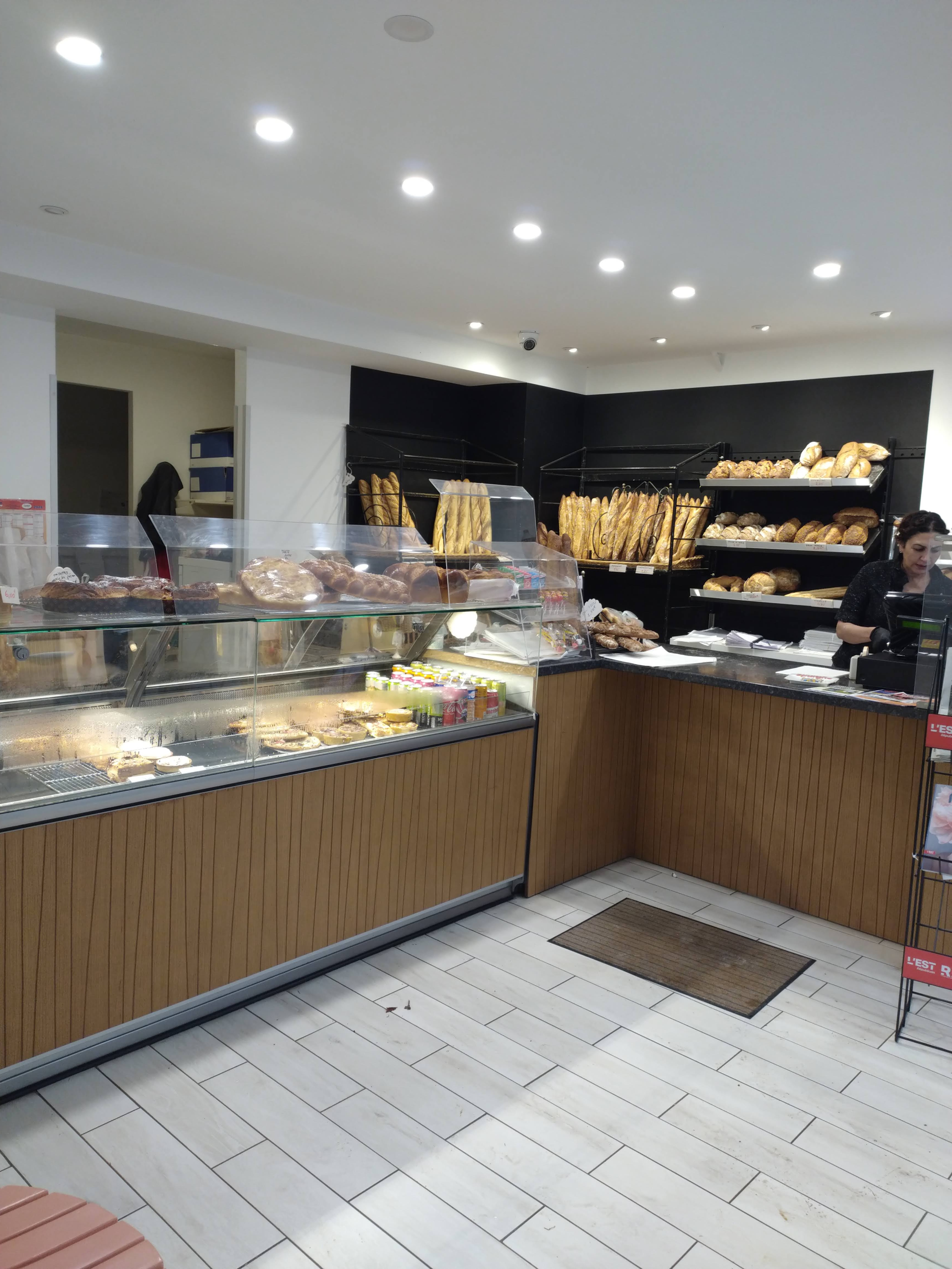 Très belle affaire à saisir à Thiaucourt Regniéville, la boulangerie-pâtisserie du village cherche un repreneur pour continuer à ravir les clients à 15km alentours!
Située au cœur du village et sur un axe passant (monuments historiques, Verdun, lac de Madine), vous travaillerez avec les acteurs locaux et les nombreux clients, habitants du village et des villages voisins. Vous disposerez de 3 distributeurs de pain, d'un laboratoire et d'un fournil de 144m2, et d'une partie vente de 30m2 comprenant un espace salon de thé.
Le fond de commerce est à vendre avec les murs qui, outre la boulangerie, comptent un appartement de 124m2 avec 3 chambres (possibilité d'une 4ème), un grenier et une cave.
Idéal pour un couple!