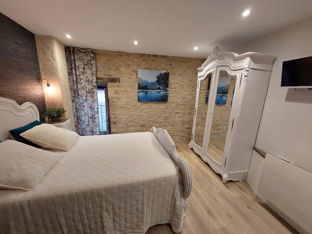 Situé dans la rue la plus passante de Bruniquel, l’un des plus beaux villages de France, un établissement plein de charme offrant un fort potentiel de développement touristique et commercial.

Le bâtiment développe environ 190 m² sur 3 niveaux et comprend :

un restaurant chaleureux et réputé,
une terrasse couverte,
une agréable cour intérieure,
une chambre d’hôte,
ainsi qu’un appartement sous les toits actuellement exploité en gîte à la semaine.

Les volumes et la configuration du bâtiment permettent de nombreux projets : développement de l’activité restauration, hébergement touristique, création de plusieurs logements, activité mixte ou projet familial.

Bruniquel bénéficie d’une attractivité touristique en constante évolution grâce à 
-ses célèbres châteaux médiévaux qui accueillent près de 33 000 visiteurs par an,
-la renommée internationale de la grotte de Bruniquel et de ses découvertes sur Néandertal,
-ainsi qu’au tourisme nature autour des Gorges de l’Aveyron, très prisées des randonneurs, cyclistes, amateurs de canoë et visiteurs en quête d’authenticité.

L’établissement profite d’un emplacement stratégique au cœur du village, avec un passage important toute l’année et une forte fréquentation en saison.

Une belle opportunité pour des porteurs de projet souhaitant allier qualité de vie, patrimoine et activité professionnelle dans un cadre exceptionnel.

Vente du fonds de commerce et des murs.