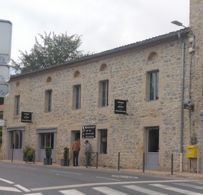 Nous sommes à la recherche d'un gérant pour notre multi-services communal (bar-restaurant-épicerie).
Le bâtiment a été réhabilité en 2021 et comporte tout le mobilier et matériel de cuisine nécessaire.
La commune de Milhars (Tarn) se situe sur la D600 entre Cordes sur Ciel (81), Saint-Antonin Noble Val (82) et Najac (12).
Notre village pittoresque est très attractif avec son école - crèche, son agence postale, son office de tourisme et ses associations.
Concernant la gérance du multi-services, la commune a choisi de mettre en place un bail dérogatoire pendant 3 ans. Cela permet entre autre aux deux parties de pouvoir modifier les jours et horaires d'ouverture en fonction de la fréquentation. La commune souhaite proposer un maximum de services à la population sachant qu'un bail dérogatoire débouche sur un bail commercial.
Le montant des loyers mensuels est progressif : Les 6 premiers mois sont gratuits, puis 144 € pendant 2 ans et demi. Au bout de 3 ans, le bail dérogatoire est transformé en commercial au prix à 288 €/mois, à ce jour.
Un appartement de type T3 est disponible au dessus du multi-services pour un loyer de 465 €.
Nous recherchons des personnes qui ont le sens de l'accueil, du commerce, de la convivialité et de l'expérience dans la restauration et la gestion.