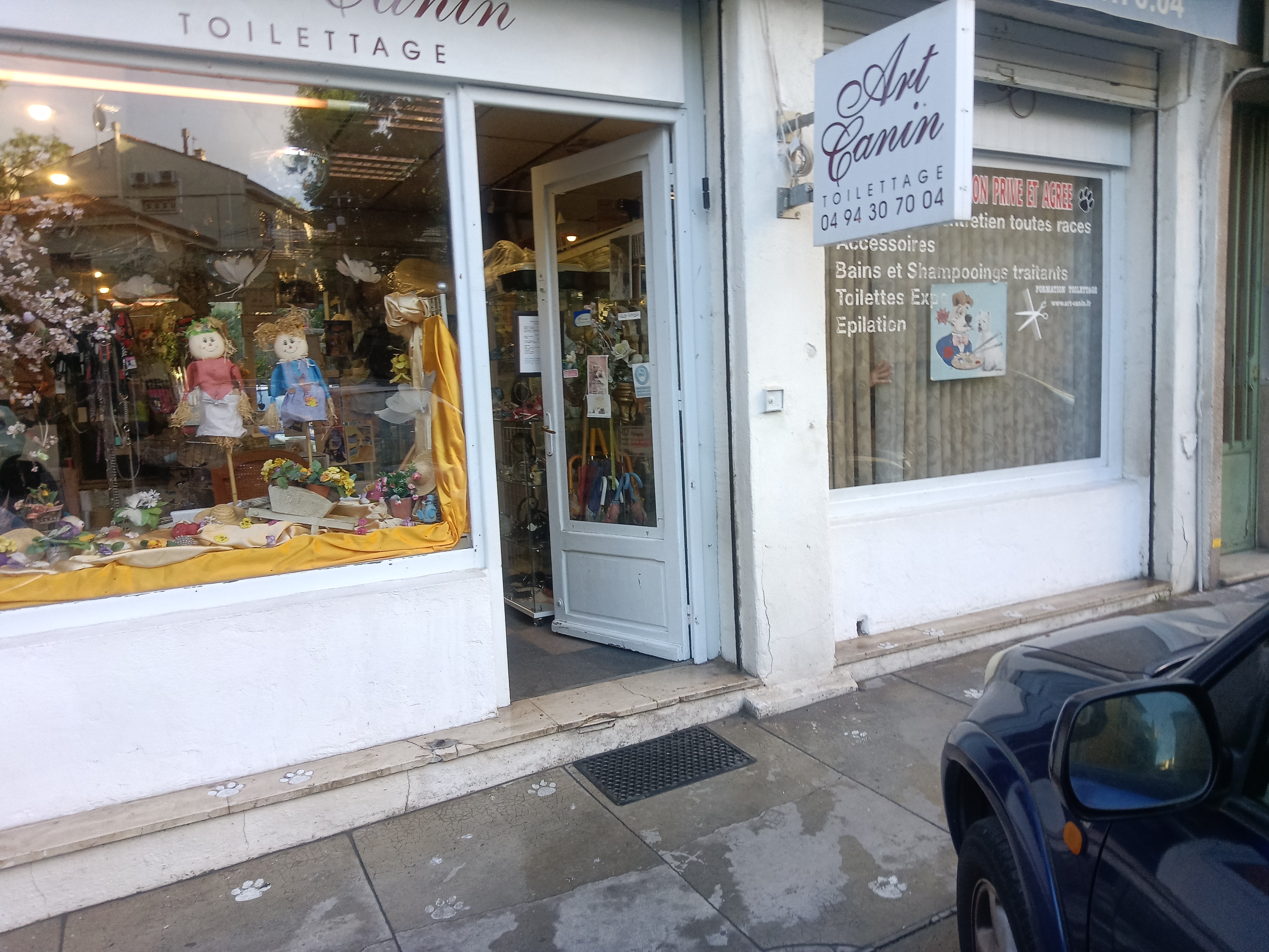 Salon de toilettage historique – Opportunité rare à 130 000 €
Description du bien :
À vendre à La Seyne-sur-Mer (Var), l'ensemble Murs et Fonds de commerce d’un salon de toilettage canin de grande renommée, tenu avec succès par le même exploitant depuis 37 ans.
D’une surface de 27 m², ce local climatisé bénéficie d'une excellente visibilité et d'une clientèle locale solidement établie. Grâce à son emplacement et son aménagement, ce local offre également une visibilité et une possibilité pour tout autre type de commerce.
Équipements et prestations :
• Climatisation installée pour le confort thermique toutes saisons.
• Esthétique soignée avec une bâche neuve sur la façade.
• Sécurité optimale assurée par un store métallique motorisé.
• Local entièrement équipé pour l'activité de toilettage (prêt à travailler immédiatement).
Accompagnement et transmission :
• Clientèle fidèle et historique sur près de 4 décennies.
• Transition sereine : Le cédant propose un suivi et une formation si nécessaire pour accompagner le repreneur dans sa prise en main et lui transmettre les spécificités de la clientèle.
Prix de vente (Murs et Fonds inclus) : 130 000 €