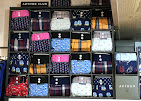 dans le petite ville très dynamique, avec une association de commerçant soudés.
un loyer à ce jour de 610 € mois, un magasin pour une femme qui aime aménager son intérieur.
pour le linge de maison pas de stock à payer, seulement un dépôt en magasin, et nous payons seulement tous les mois la marchandise vendue.
pour la partie homme et femme, homewear nuit, un stock à acheter.