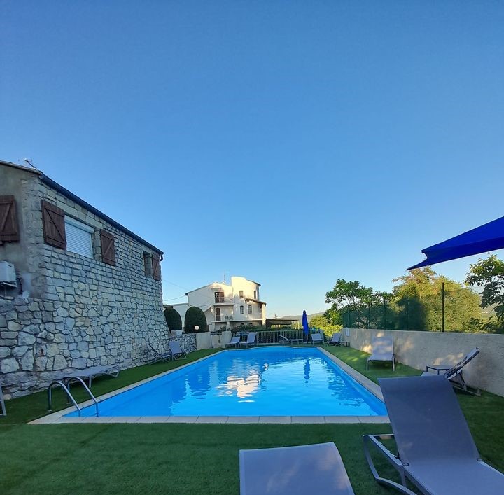 Les personnes qui s'étaient portées acquéreuses de notre affaire n'ayant pas obtenu la totalité de leur financement, nous remettons en vente notre établissement au prix négocié avec elles.

Tout est parfaitement en place pour la saison, mais nous avions commencé à nous engager ailleurs car le passage de relais devait se faire en cours de saison.

Les conditions d'une acquisition rapide sont donc encore possibles pour des repreneurs qui souhaiteraient bénéficier de cette mise en place.

Nous vendons sans intermédiaire le fonds de commerce de notre charmant Hôtel 3*** en sud Ardèche, avec un restaurant du soir proposant un menu unique de qualité qui est essentiellement dédié aux résidents.

C’est un établissement d’excellente réputation avec une très bonne clientèle, notamment de nombreux fidèles.

Il est parfaitement situé, proche de la rivière et des Gorges du Chassezac et au centre des sites touristiques et des villages de caractère. Dans un havre de paix et dans un cadre naturel privilégié, sans être isolé, il offre de grands espaces, un lieu où tout naturellement, la détente et la douceur de vivre entament leur œuvre : un vrai lieu de vacances avec une grande terrasse panoramique qui permet au regard d’admirer la Vallée du Chassezac et les monts de la Serre.

Au bord de la piscine, les clients après leurs sorties, apprécient de se rafraîchir, se détendre, et créer des moments de convivialité.

L’activité est parfaitement organisée et en constante progression. Nous ouvrons actuellement 5 mois pendant la saison mais il est possible d’ouvrir à l’année selon le choix d’exploitation. Il fonctionne actuellement en hôtel demi-pension (repas du soir) et petits déjeuners.

Différents gourmets qui connaissent notre Table réservent leur dîner régulièrement sans loger à l’hôtel, cette option là peut être mise plus en avant.

Sur un espace de 3000 m², il y a deux bâtiments :
- L’hôtel fait environ 600 m² : Une douzaine de chambres climatisées aux capacités différentes, avec ou sans terrasse, disposant toutes d'un accès indépendant avec l'extérieur et permettant une offre très élargie. .

Literie parfaite, renouvelée intégralement en 2022 ainsi que tout le linge de lit, avec un réassort constant et régulier.

Cuisine professionnelle toute équipée de plus de 50m².
Grande salle à manger avec mobilier neuf.
Très grande terrasse avec vue dominante et tout son mobilier.

Une autre bâtisse de 200 m² comprenant un appartement de 110 m² à l'étage avec 3 chambres pour les exploitants. . Au rez-de-chaussée une double chambre pour 4 personnes de 32 m² avec toutes les commodités.

Une grande blanchisserie. Un grand local de maintenance et local à vélos.

Un parking fermé et de nombreux espaces de stockage et de rangements, avec entre autres, trois garages et deux abris voiture.

Une grande piscine 7x14 avec ses aménagements, bains de soleil, tables et parasols.

Voici quelques éléments indispensables pour vous aider à vous projeter :

- Chiffre d'affaires actuel sur 5/6 mois environ 190.000 €, EBE (sans charge de crédit) 50 000 €.

- Bail commercial mixte (Hôtel + habitation) loyer 3000 € HT.

- Le fonds est à 250 000 €. Possibilité d’acheter les murs (350 000 €) simultanément ou ultérieurement, dans une transaction à part avec le propriétaire.

De nombreuses réservations sont déjà prises pour la saison. Vous trouverez d’autres informations en recherchant sur internet : « Hôtel de Vacances en Ardèche ».

En résumé, cet hôtel est un lieu où il fait bon vivre pour tout le monde : c’est un très beau produit avec beaucoup de potentiel et une belle opportunité pour ceux qui souhaitent associer travail et qualité de vie dans un environnement agréable.

Uniquement pour les personnes en recherche active avec les moyens d'acquisition.