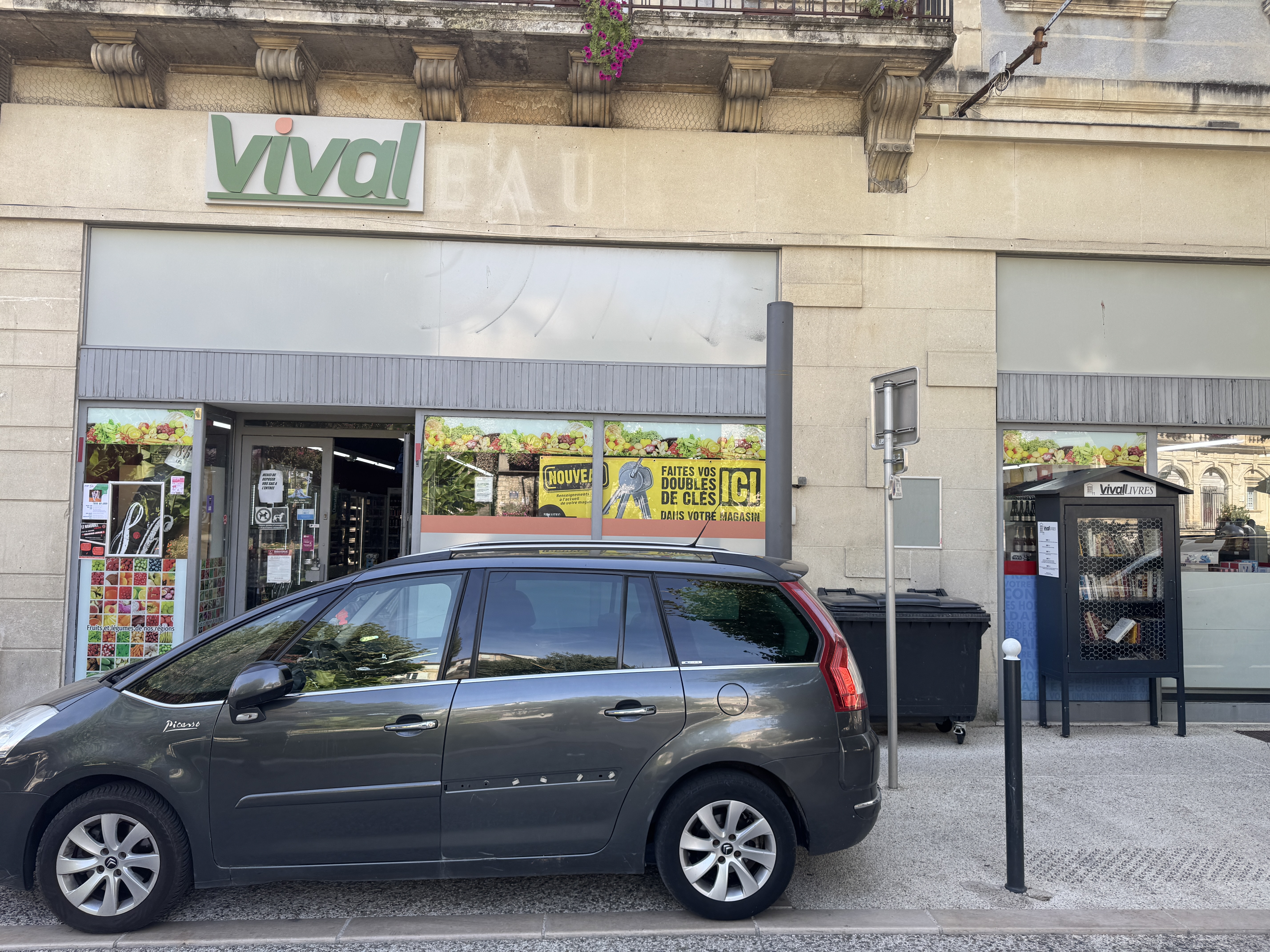 Très belle supérette 350 m², très bon chiffre d’affaires clientèle régulière. Elle se situe en plein centre de la ville face à la mairie, le château de Simian ville très touristique bien animé, possibilité de partager le local en deux bail tout commerce, 3/6/9