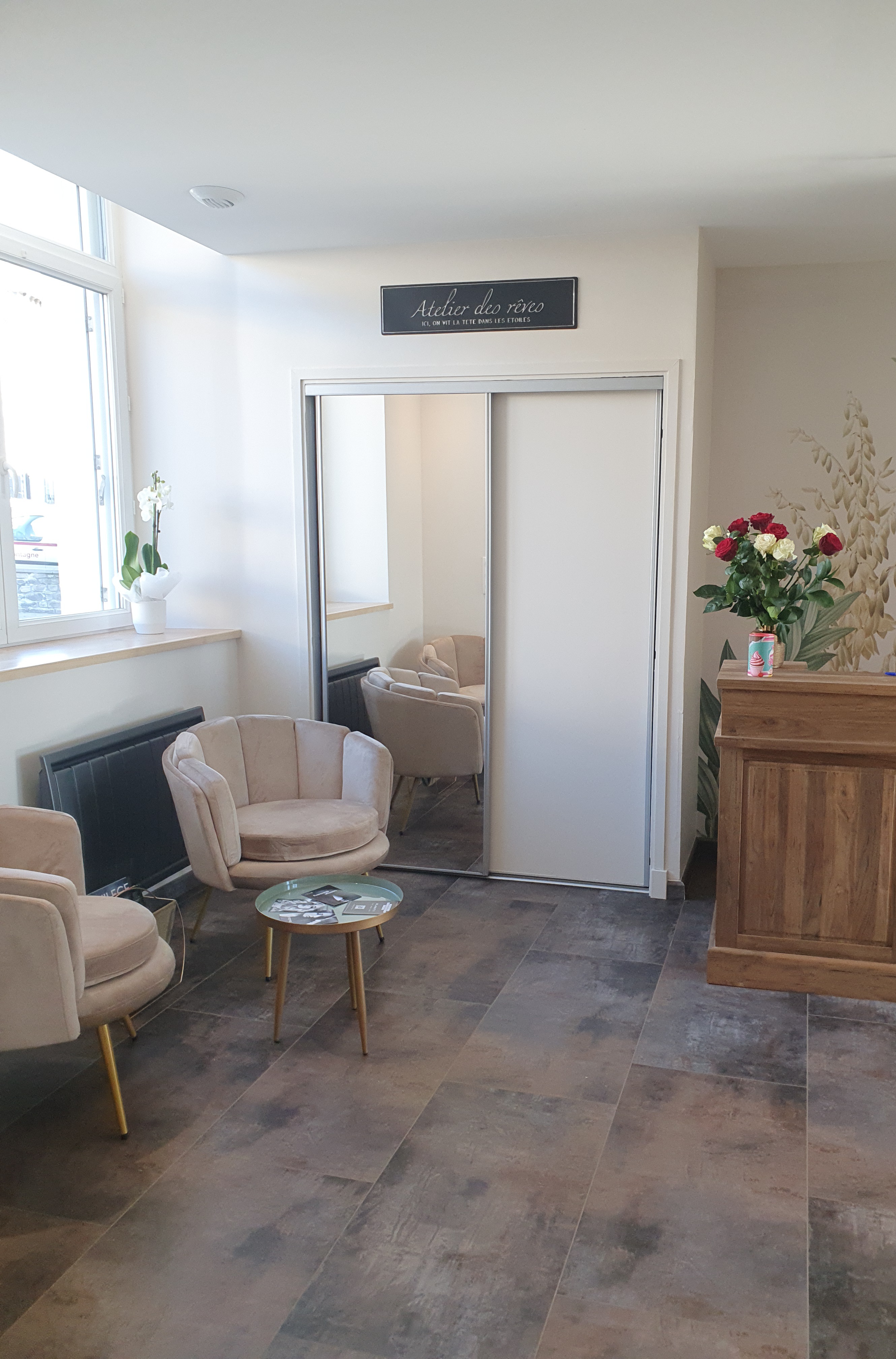 Salon de coiffure 55 m2 3 postes de coiffages.2bacs dont un massant.Refait à neuf en janvier 2023.Ouvert depuis juin 2010.Tres bonne clientèle.Bon CA.Commune très accueillante.Vente pour changement professionnel.