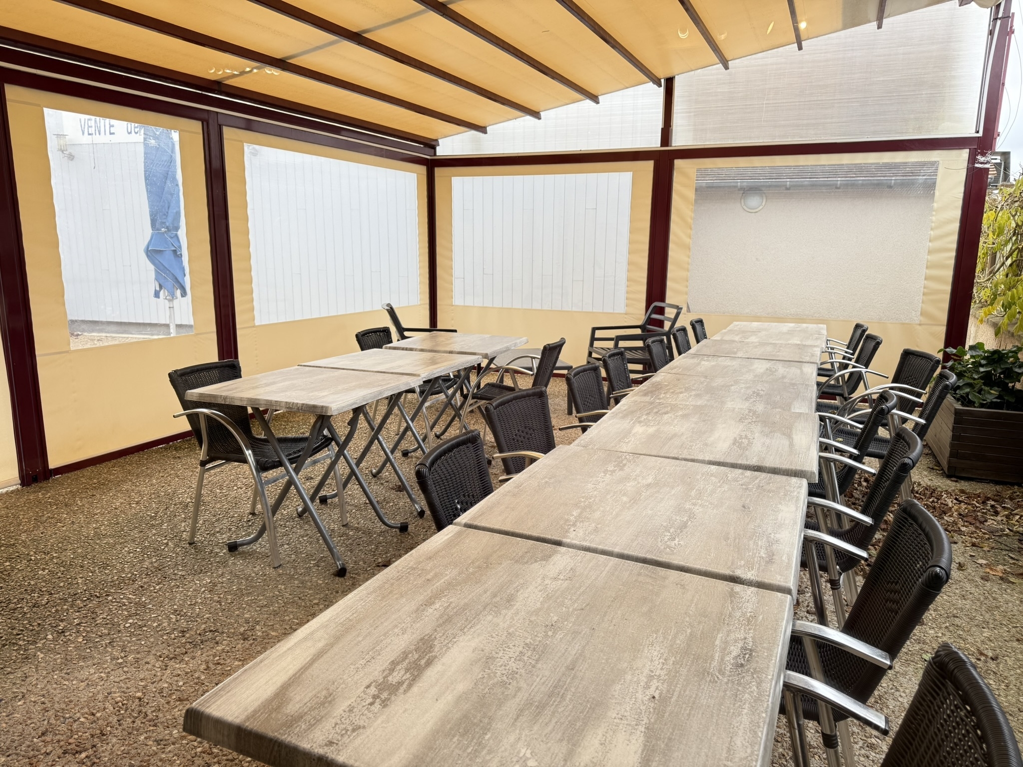 À vendre : Fonds de commerce Restaurant / Bar / Traiteur situé au cœur de Pouligny-Saint-Pierre, dans le Parc Naturel de la Brenne.
Seul commerce de bouche du village, l’établissement bénéficie d’une clientèle fidèle, d’un fort flux touristique et d’un emplacement central avec excellente visibilité.

Superficie exploitée : 203 m²

2 salles (environ 50 couverts : 30 au RDC, 20 à l'étage)

Terrasse d’environ 40 places (partie ouverte + véranda électrique)

Four à bois en excellent état

Cuisine professionnelle équipée + arrière-cuisine (chambre froide + congélateur)

Bar complet

WC PMR + accès PMR

Bureau indépendant

Grand parking + parking secondaire

Licence IV incluse dans le bail

CA annuel : environ 340 000 €

Activités possibles : restaurant, bar, traiteur, pizzas au four à bois, vente à emporter, bar-tabac (selon autorisations), etc.

Maison de fonction attenante (incluse dans le loyer) – 73 m²

2 chambres

Séjour

Cuisine

Salle de bain + WC séparé

Terrain clos ~300 m²

Loyer unique très attractif : 618 € / mois
(murs du restaurant + maison de fonction). Rare sur le marché.

Environnement :
Pouligny-Saint-Pierre est une commune vivante et touristique, célèbre pour son fromage AOP et son attractivité dans la Brenne.
La mairie soutient activement les futurs exploitants.
Plus de 30 associations dynamisent le village, apportant un flux régulier de clients.

Développement touristique en cours :
Nouveaux gîtes et hébergements à proximité immédiate, renforçant la demande pour la restauration.

Atouts du bien :

Emplacement central et stratégique

Unique commerce de bouche

Terrasse 40 places

Four à bois

Licence IV

Parking XXL

Matériel professionnel fonctionnel

Maison de fonction incluse

Potentiel important (pizzas, traiteur, bar, emporter…)

Accompagnement possible par l’exploitante actuelle

Prix : 59 800 € (fonds de commerce)
Honoraires à la charge de l’acquéreur.

Contact : Rodolphe SALLOT – DR HOUSE IMMO
Tél : 06 36 75 90 23
Mail : r.sallot@drhouse-immo.fr