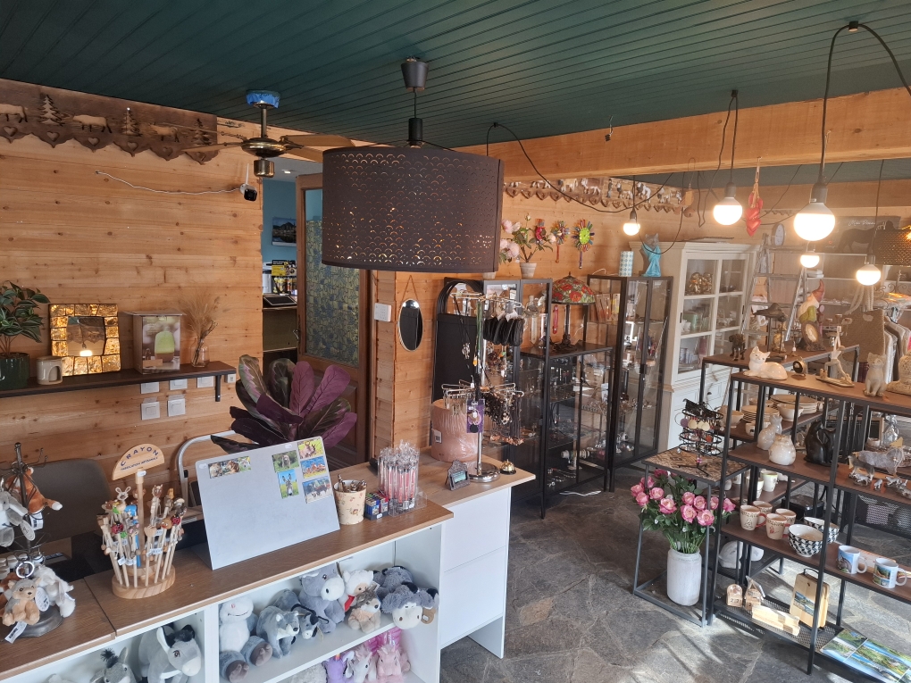 Dans les Cévennes lozériennes, sur le GR70 et à proximité station de ski et stations thermales, un garage réparation et entretien toutes marques de 250m2 et une boutique de souvenirs+ produits locaux environ 60m2 à reprendre. Réserves de 40 m2 + bureau de 25 m2. Terrain arrière de 610 m2. Possibilité d’extension. L’ensemble fait 1 176 m2. Parking communal. Les deux affaires sont accolées et complémentaires : la boutique fonctionne avec le passage (touristes, randonneurs), le garage avec une clientèle fidèle. Pas de salariés à reprendre. Potentiel de développement vente de véhicules d’occasion. Affaire rentable, existant depuis 1983, pour un couple. Entreprise saine.
Vente du fonds de commerce : 95 000€ - Vente des murs : 180 000€
+ stock au moment de la vente, il est estimé à : 18 000€ pour le magasin, 10 000€ pour le garage.