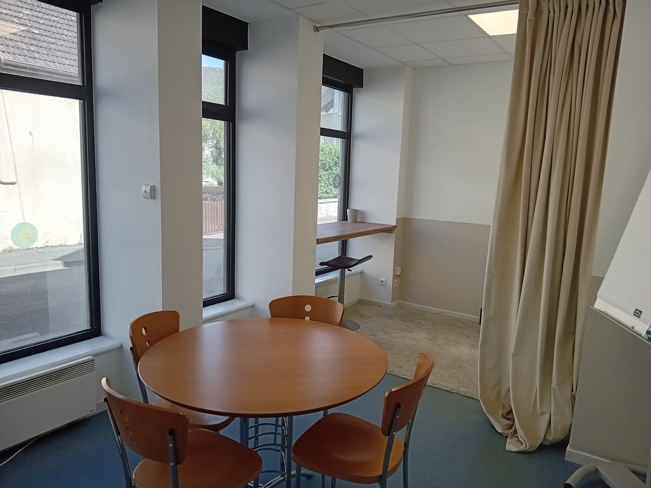 À saisir : À saisir : 𝗗𝗲𝘃𝗲𝗻𝗲𝘇 𝗳𝗹𝗲𝘂𝗿𝗶𝘀𝘁𝗲 𝗶𝗻𝗱𝗲́𝗽𝗲𝗻𝗱𝗮𝗻𝘁 dans une commune dynamique !
Etang sur Arroux (2 000 habitants – zone de chalandise 6 000 habitants) recherche 𝘂𝗻 𝗲𝘅𝗽𝗹𝗼𝗶𝘁𝗮𝗻𝘁 𝗽𝗼𝘂𝗿 𝗿𝗲𝗹𝗮𝗻𝗰𝗲𝗿 𝘂𝗻 𝗰𝗼𝗺𝗺𝗲𝗿𝗰𝗲 𝗱𝗲 𝗳𝗹𝗲𝘂𝗿𝘀.
•	Marché totalement ouvert : les deux fleuristes précédents ont cessé leur activité (départ à la retraite), aucun successeur à ce jour. Concurrence quasi inexistante et sans offre de fleurs coupées.
•	Clientèle locale fidèle, présence d’un funérarium, véritable 𝗱𝗲𝗺𝗮𝗻𝗱𝗲 𝗱𝗲 𝗽𝗿𝗼𝘅𝗶𝗺𝗶𝘁𝗲́.
𝗨𝗻 𝗹𝗼𝗰𝗮𝗹 𝘃𝗮𝗹𝗼𝗿𝗶𝘀𝗮𝗻𝘁 : 90 m² lumineux, vitrine d’angle, pièce fraîche au fond. Rénové récemment (intérieur / extérieur, électricité refaite). En cœur de bourg, avec stationnement aisé et commerces à proximité, loyer attractif de 400 € mensuel—Aide communale sur une partie des loyers (2 premières années) et sur les investissements.