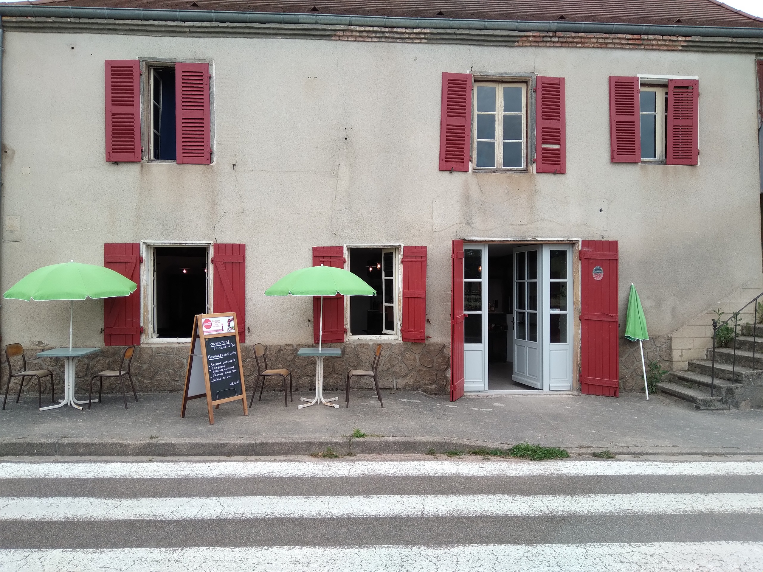 Restaurant traditionnel – Montceaux l’Etoile (71) – Charolais-Brionnais
	CA 2024 : 464.000 €, Marge Brute : 63,2%, Val Ajout 45,3%
	A reprendre, au cœur du Charolais-Brionnais, restaurant de cuisine familiale et de terroir avec licence IV, rénové intégralement en 2022. Carte courte, cuisine atypique
	Deux salles (55 couverts) + terrasse ombragée (130 couverts).
	Forte notoriété régionale ; Clientèle fidèle et diversifiée : ouvriers en semaine, familles, touristes, randonneurs et cyclistes le week-end ; zone de chalandise Roanne – Charlieu – Digoin – Paray – Charolles ; parking spacieux,
	Atouts : Fidélité locale et attractivité touristique, nombreux points d’intérêt aux alentours ; organisation d’événements et animations possibles.
	Equipe à reprendre : une apprentie polyvalente (CAP cuisine), 5 extras saisonniers fidèles
	Cuisine spacieuse, équipement complet (liste sur dde), accès et toilettes PMR OK, logement T3, 130m² à l’étage
	Affaire à céder pour changement professionnel, accompagnement proposé, montant souhaité : 190.000€ (pour le fonds), murs en vente : 195.000€