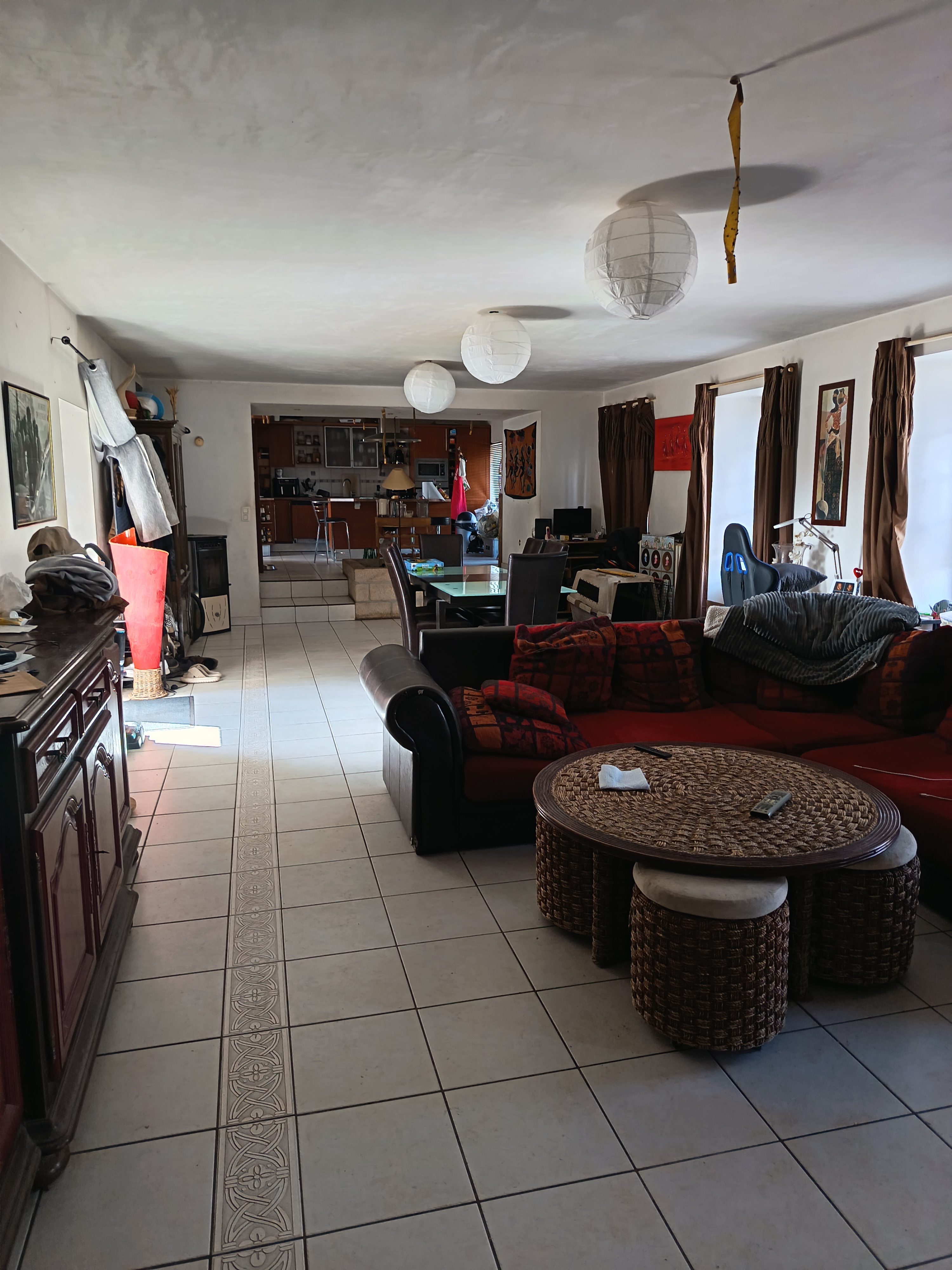 🥖 À vendre : Boulangerie-Pâtisserie avec grand logement

Située au cœur d’une petite cité de caractère dynamique, en plein centre ville avec place parking juste devant , cette belle boulangerie-pâtisserie est idéale pour un jeune couple souhaitant s’installer et développer une activité pérenne proche de la mer.

Atouts principaux :

👩‍🍳 Grand laboratoire parfaitement équipé, avec matériel récent :

Four de moins de 5 ans

Chambre à baguette et façonneuse récentes (moins de 5 ans)


🏠 Grand logement de fonction comprenant 5 chambres

🌳 Grand jardin à l’arrière

🍰 Côté boutique : grande surface de vente avec possibilité d’aménagement en salon de thé ou autre activité complémentaire

🏫 Environnement agréable : collège et écoles à proximité

💰 Chiffre d’affaires : supérieur à 200 000 €

📅 Fermeture hebdomadaire : le mercredi et le dimanche après-midi

🌴 5 semaines de congés annuels


Prix de vente : 138 000 €

Une belle affaire à saisir, idéale pour une installation familiale dans un cadre de vie agréable, au sein d’un village accueillant.

Pour de plus amples renseignements, contacter moi