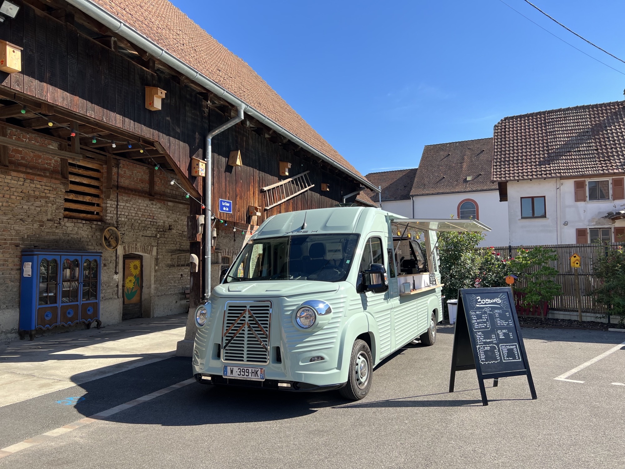 Opportunité à saisir !

Le bar truck / food truck Bistrot de Villages (véhicule : édition limitée type H Caselani) est disponible à partir du printemps 2026 suite au lancement de la franchise du même nom Bistrot de Villages. C'est la tête de réseau qui est à reprendre.
2025 peut donc servir de tremplin idéal pour se former sereinement sur le terrain à nos côtés.
Clientèle fidèle et véhicule à reprendre dans une zone de villages situés au sud de Strasbourg dans le cadre de la franchise avec fort développement possible lors de la période hivernale. Accompagnement tout au long de l'activité (communication, fournisseur, administratif évenementiel, etc).

L'idée du Bistrot de Villages (ou BdV pour les intimes) est née d'un triste constat : les bars, pubs & bistrots disparaissent de plus en plus de nos beaux villages alsaciens.
Son concept est simple. En semaine, le Bistrot de Villages vient à votre rencontre dans plusieurs villages bas-rhinois pour vous proposer des produits 100% alsaciens. Les week-ends, il se rend disponible à la privatisation pour vos évènements et autres célébrations !

Informations sur le projet :
Prix de cession : 87500€ HT (droit d'entrée à la franchise exclu)
Apport personnel : 10000 à 20000€ HT
Chiffre d’affaires annuel HT : 110K€ HT sur 6 mois (fermeture de novembre à mars)

Type de contrat: Franchise
Droit d’entrée:  12500€ HT
Pas de royalties à verser la première année

D'autres camions peuvent être lancées ailleurs en Alsace ou en France pour dynamiser nos belles campagnes. 

Plus d'informations à retrouver ici : www.bistrotdevillages.fr/franchise