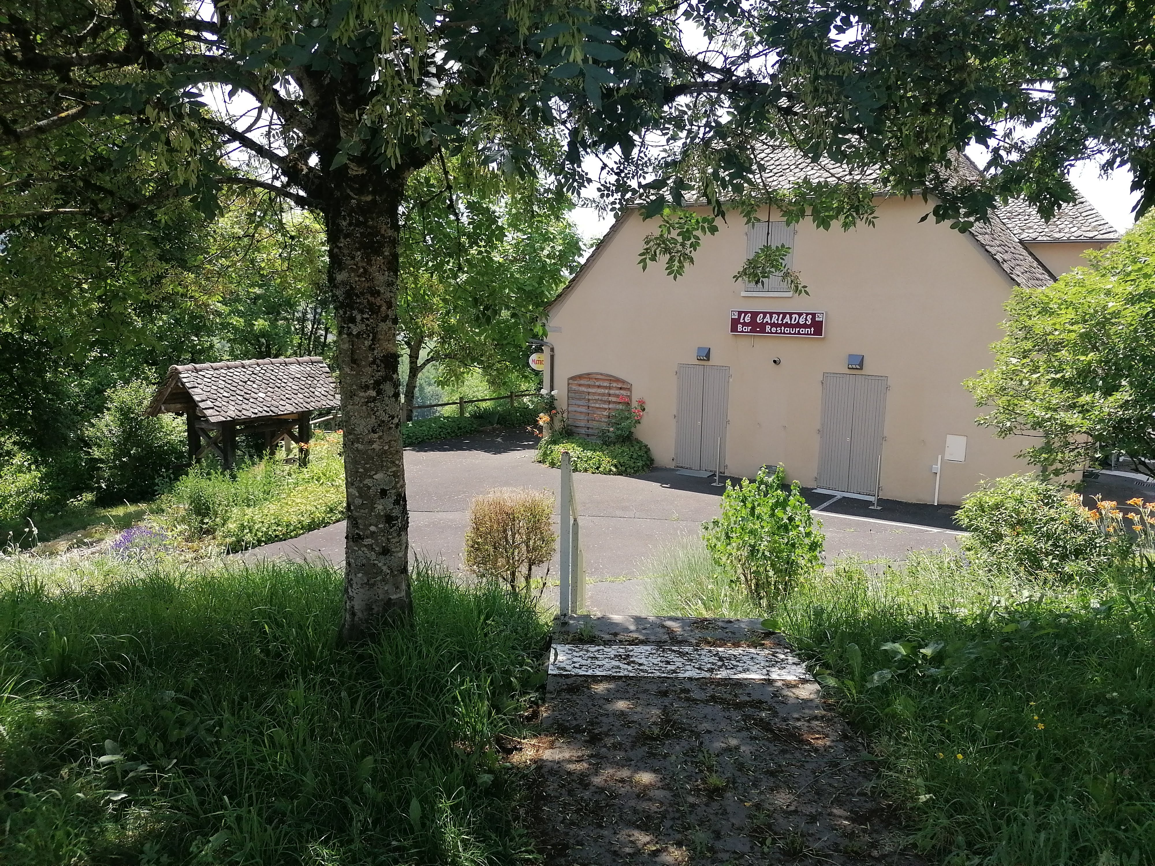 La commune de Saint Étienne de Carlat recherche  un(e) exploitant(e) pour son bar restaurant situé au cœur du village.

Cette commune rurale, composée de plusieurs hameaux, pour une population totale de 130 / 140 habitants est située à 15 kms d’Aurillac, dans la petite région historique du Carladès, non loin de la route départementale RD990 (Mur de Barrez/Aurillac) et traversée par des itinéraires de petites randonnées ainsi qu’un GR de pays.

Ce bar restaurant est une construction récente livrée dans les années 1990 et totalement rénovée en 2015, propriété de la commune.  

Le bâtiment comprend la partie commerciale (bar / restaurant / cuisine) en rez de chaussée et un appartement de fonction à l’étage ( 3 chambres / 1 pièce de vie / 1 salle de bain). Un jardin privé sera également mis à disposition.

L’aménagement intérieur de l’établissement est moderne et fonctionnel.
Le local commercial peut accueillir 40 à 50 personnes et possède une terrasse bien exposée et ombragée. Le mobilier (tables, chaises, bar …) et une base de matériel de cuisine et restauration appartiennent à la collectivité. Une licence 4 sera mise à disposition pour l’activité par la commune.

L’ancienne exploitante  étant partie depuis quelques semaines, la collectivité recherche un(e) exploitant(e) ayant à cœur de réamorcer l’activité et de créer un lieu convivial en cœur de bourg. 

La commune proposera un contrat de gérance libre. 

Le loyer mensuel sera de 580 € TTC hors charges (appartement + commerce).

Pièces à fournir par mail ou courrier à la commune :
    • un CV et vos expériences diverses
    • Un dossier présentant votre projet pour la reprise de l’établissement.

Les dossiers seront présentés en Conseil municipal.

Les candidatures présentant une originalité de projet de nature à proposer une animation en direction de la population locale seront privilégiées.