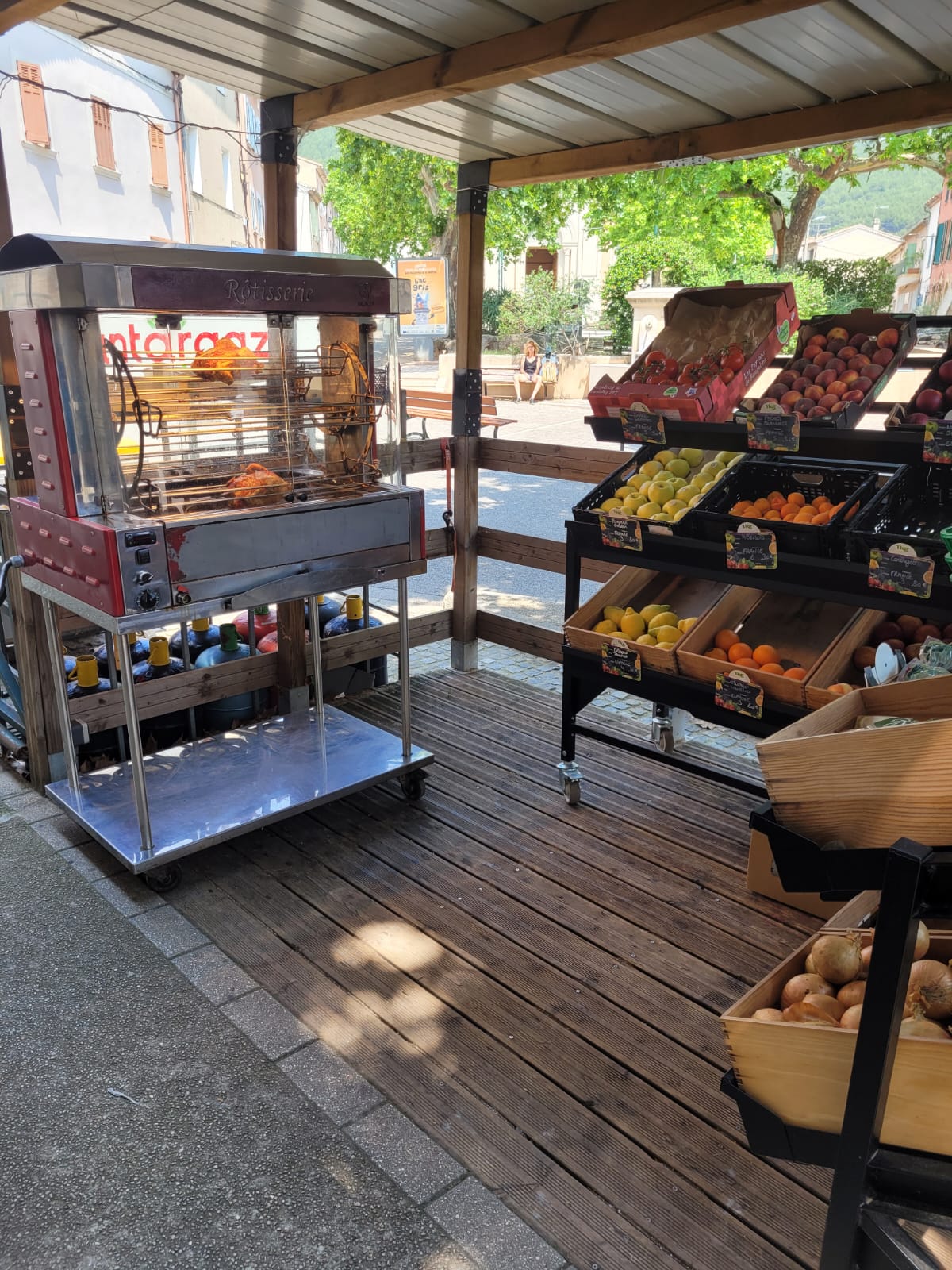 A vendre fond de commerce d'alimentation franchisé Vival
Le magasin est situé en centre ville à proximité des parkings publics.
Seule épicerie de la commune, nous assurons également le point relais Poste.
Le matériel est neuf ( frigo, congélateur, climatisation, vitrine ) et nous proposons également charcuteries et fromages à la coupe.
Le samedi et le dimanche nos clients peuvent profiter de poulets rôtis
Superficie : 75m²
CA net 2022 : 500 000€
Loyer annuel HT : 15 000€
Prix de vente : 175 000€